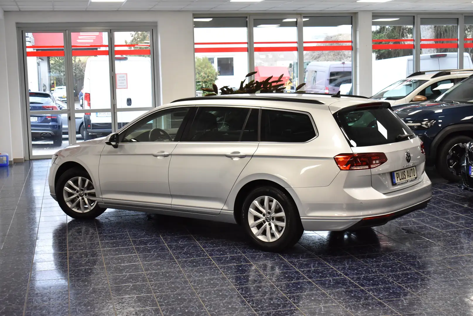 Volkswagen Passat 2.0 TDI Business Aut. Navi LED ACC Kamera Silber - 2