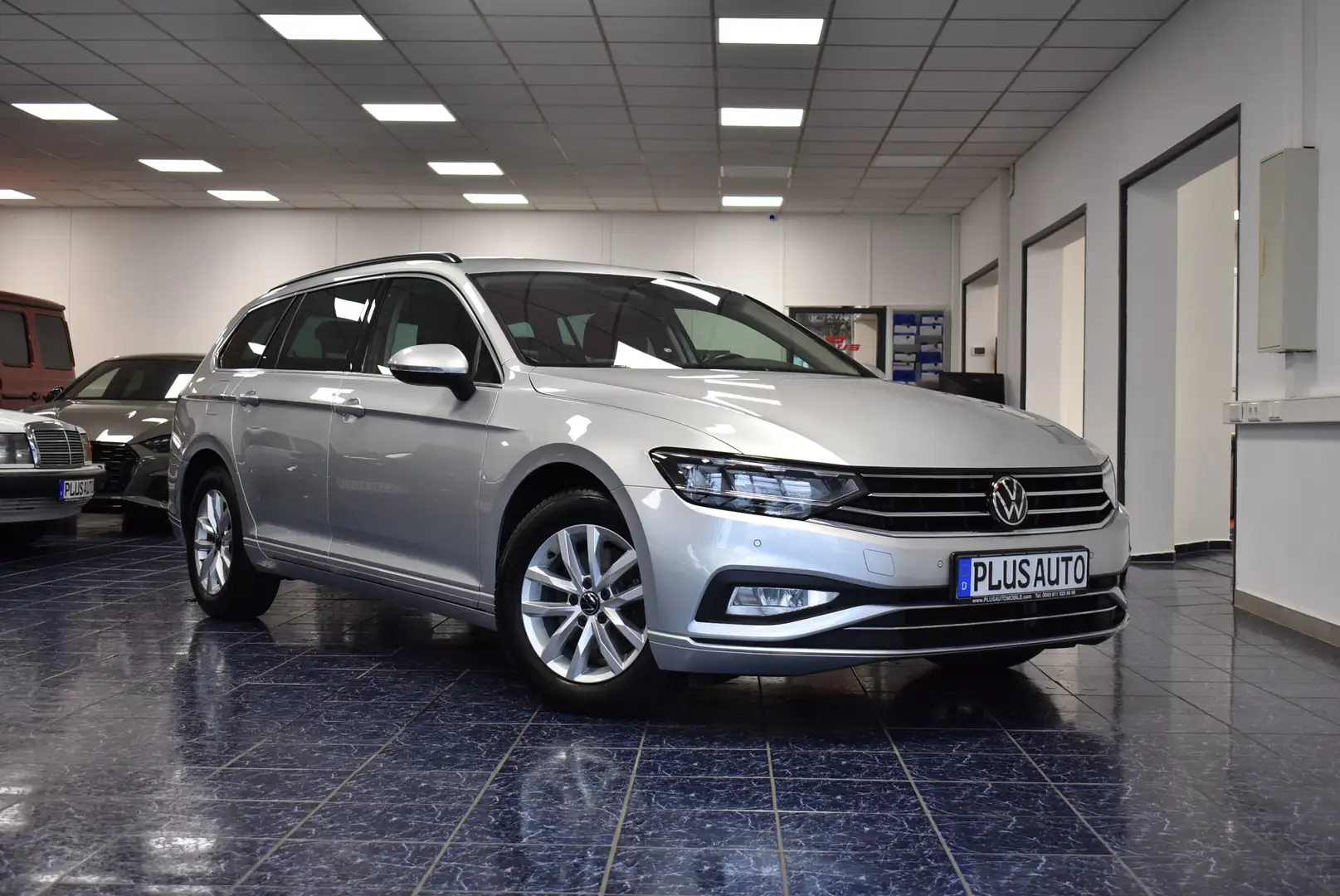 Volkswagen Passat 2.0 TDI Business Aut. Navi LED ACC Kamera Silber - 1