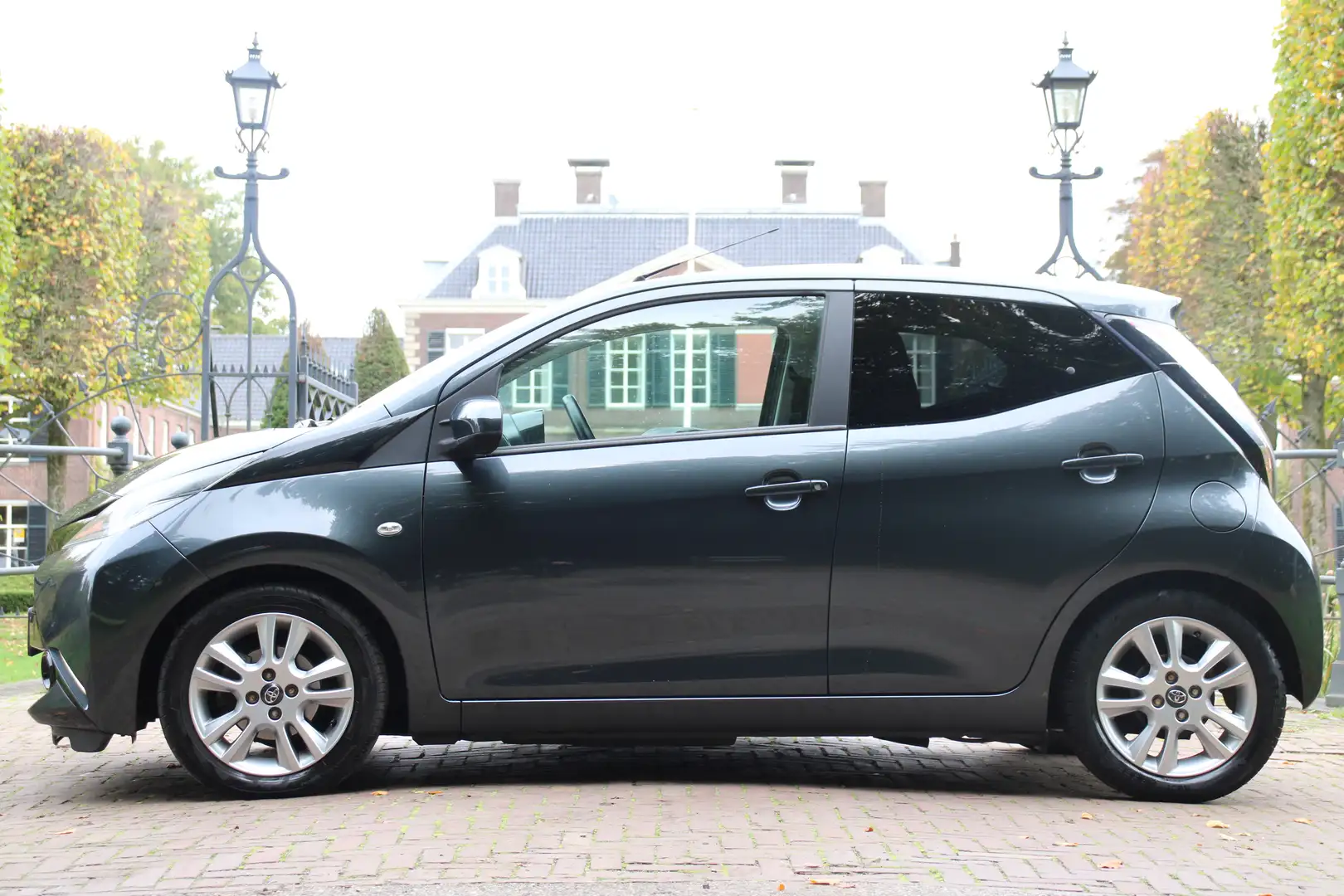 Toyota Aygo 1.0 VVT-i x-joy | NL-AUTO! | 1 EIGENAAR! | TREKHAA Gris - 2