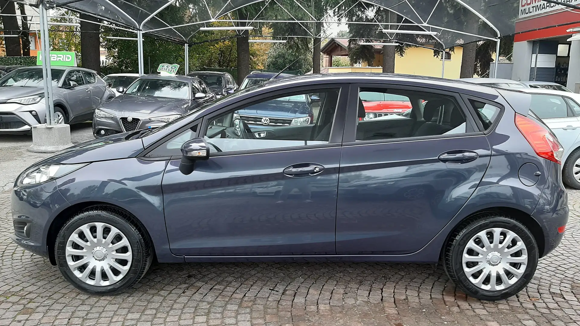 Ford Fiesta 5p 1.2 60cv Gris - 2