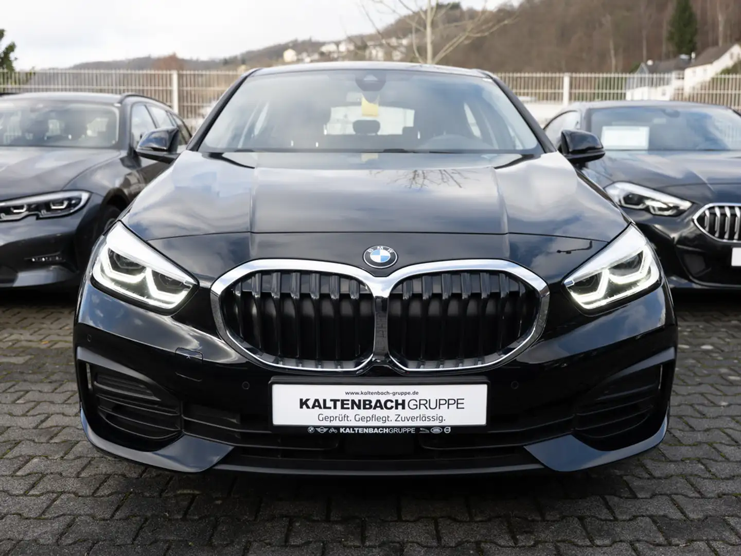 BMW 118 i Advantage LED NAVI SITZHEIZUNG PDC W-LAN Schwarz - 2