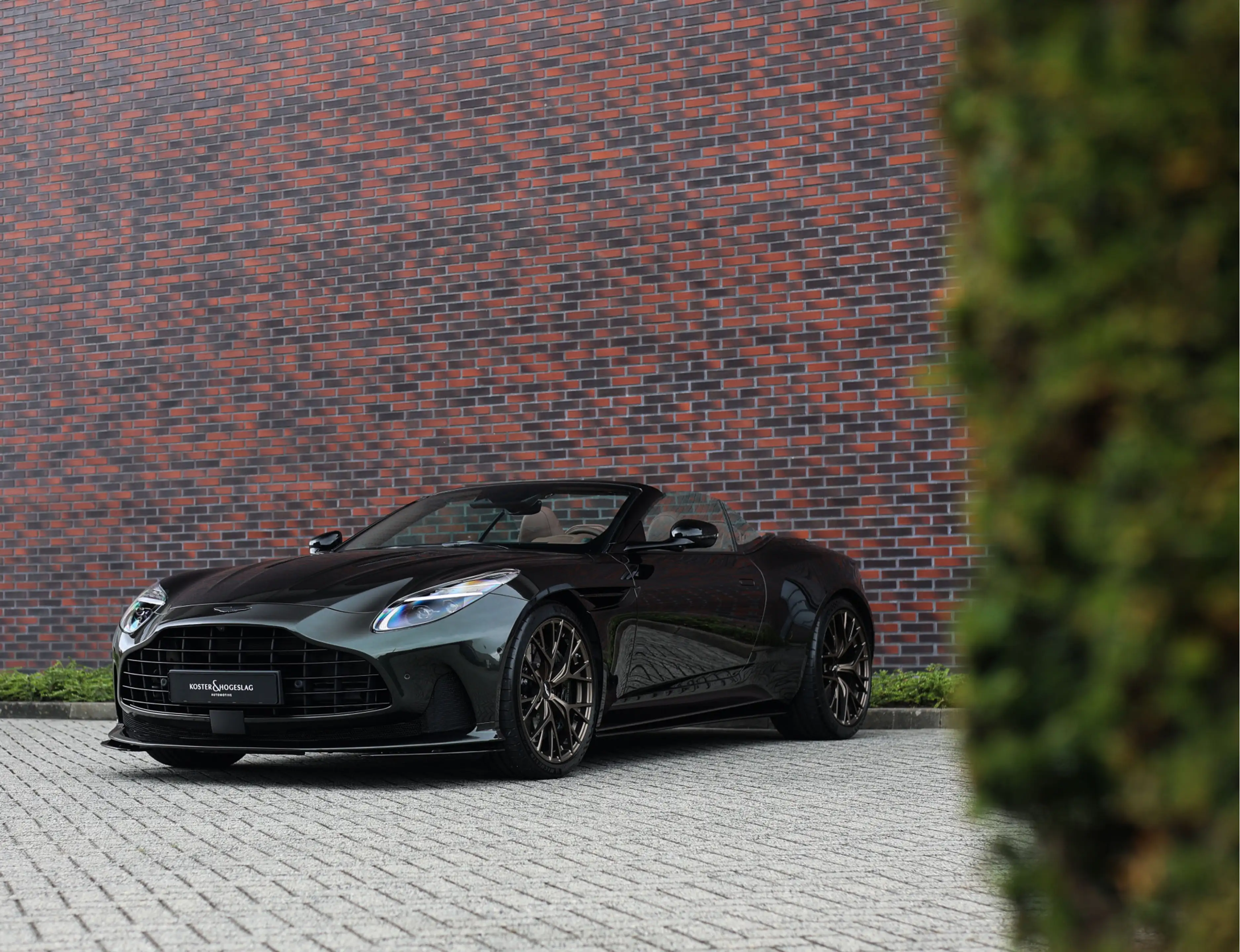 Aston Martin DB12 Volante 4.0 V8 — photo 16