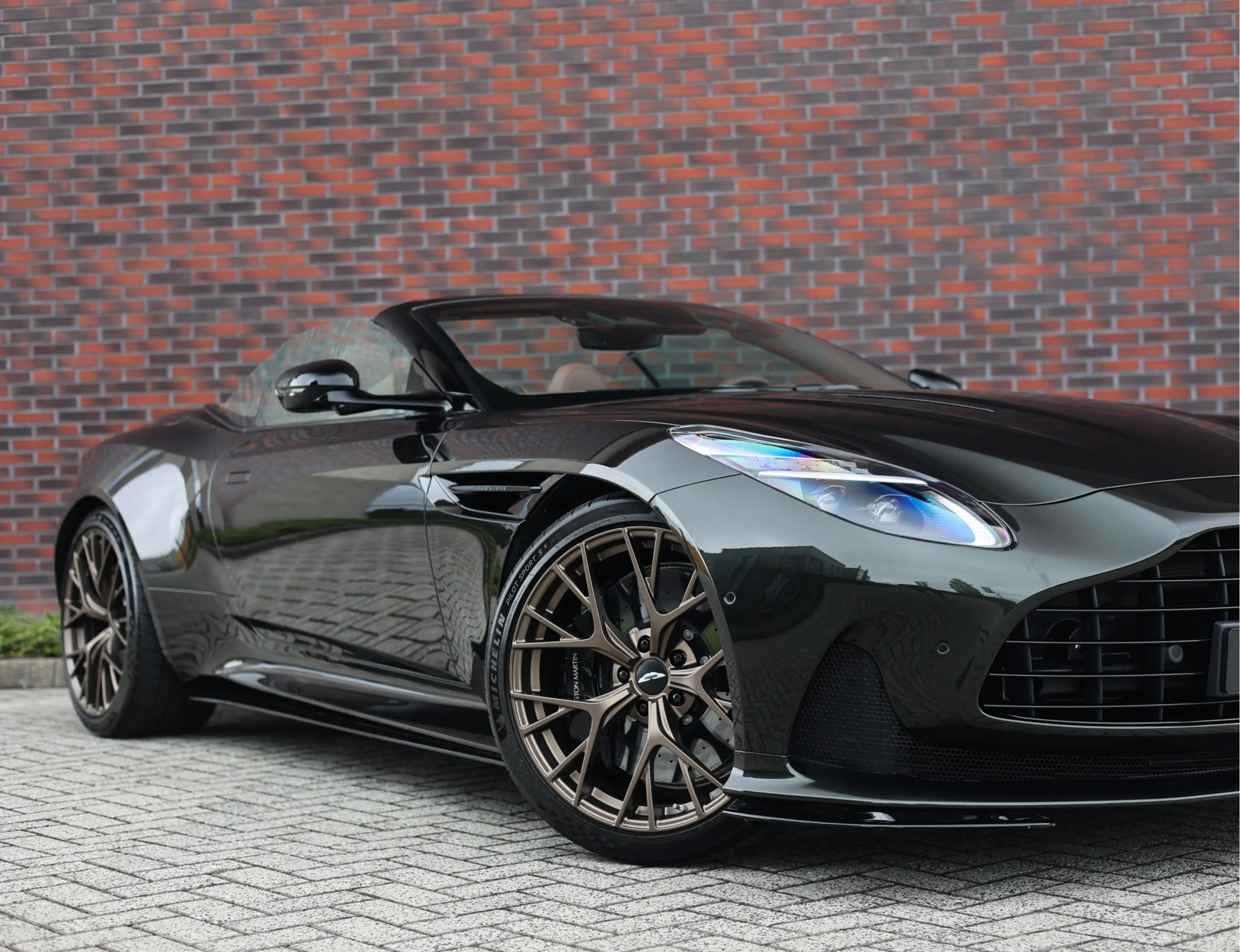 Aston Martin DB12 Volante 4.0 V8 — photo 6
