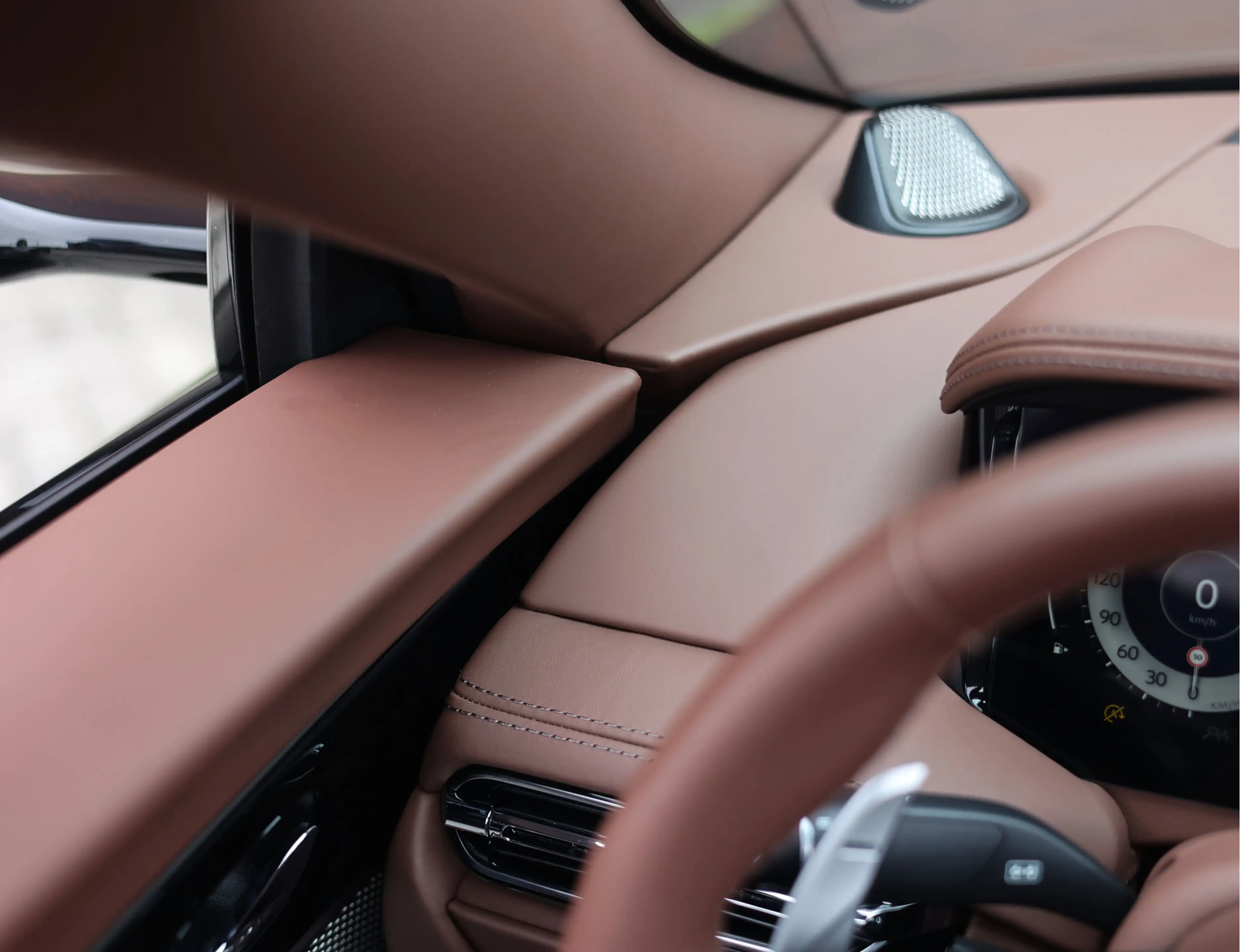 Aston Martin DB12 Volante 4.0 V8 — photo 32
