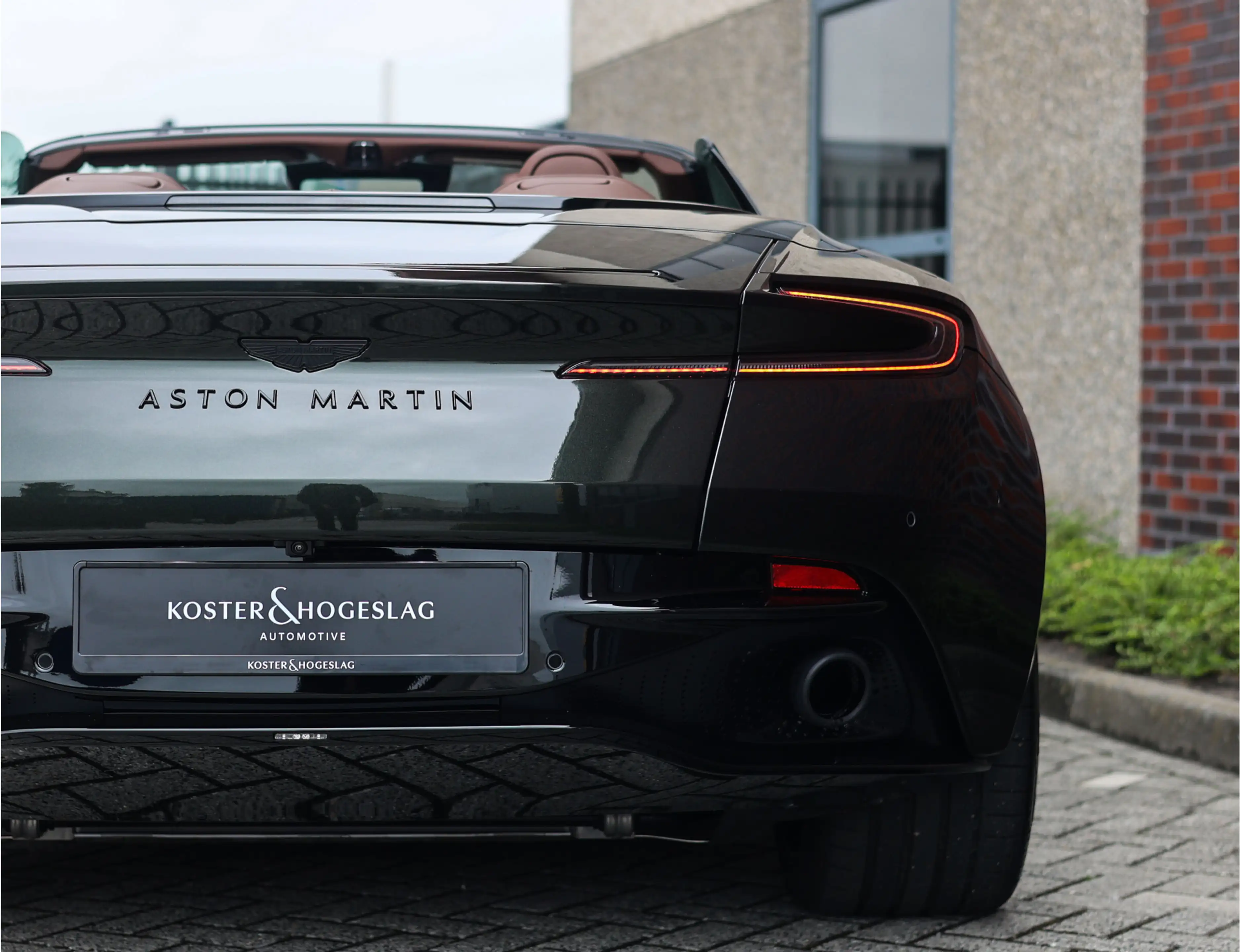 Aston Martin DB12 Volante 4.0 V8 — photo 13