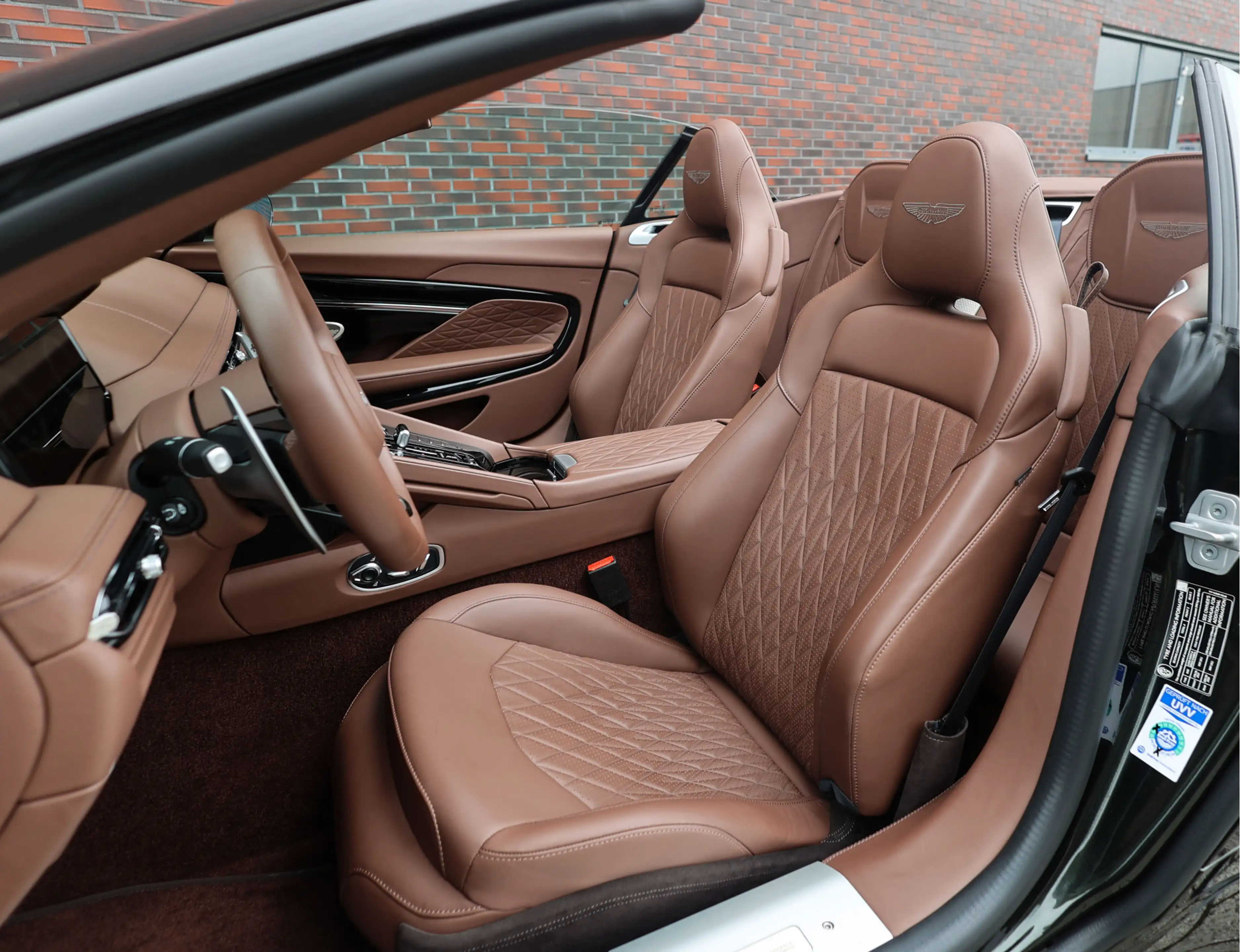 Aston Martin DB12 Volante 4.0 V8 — photo 23