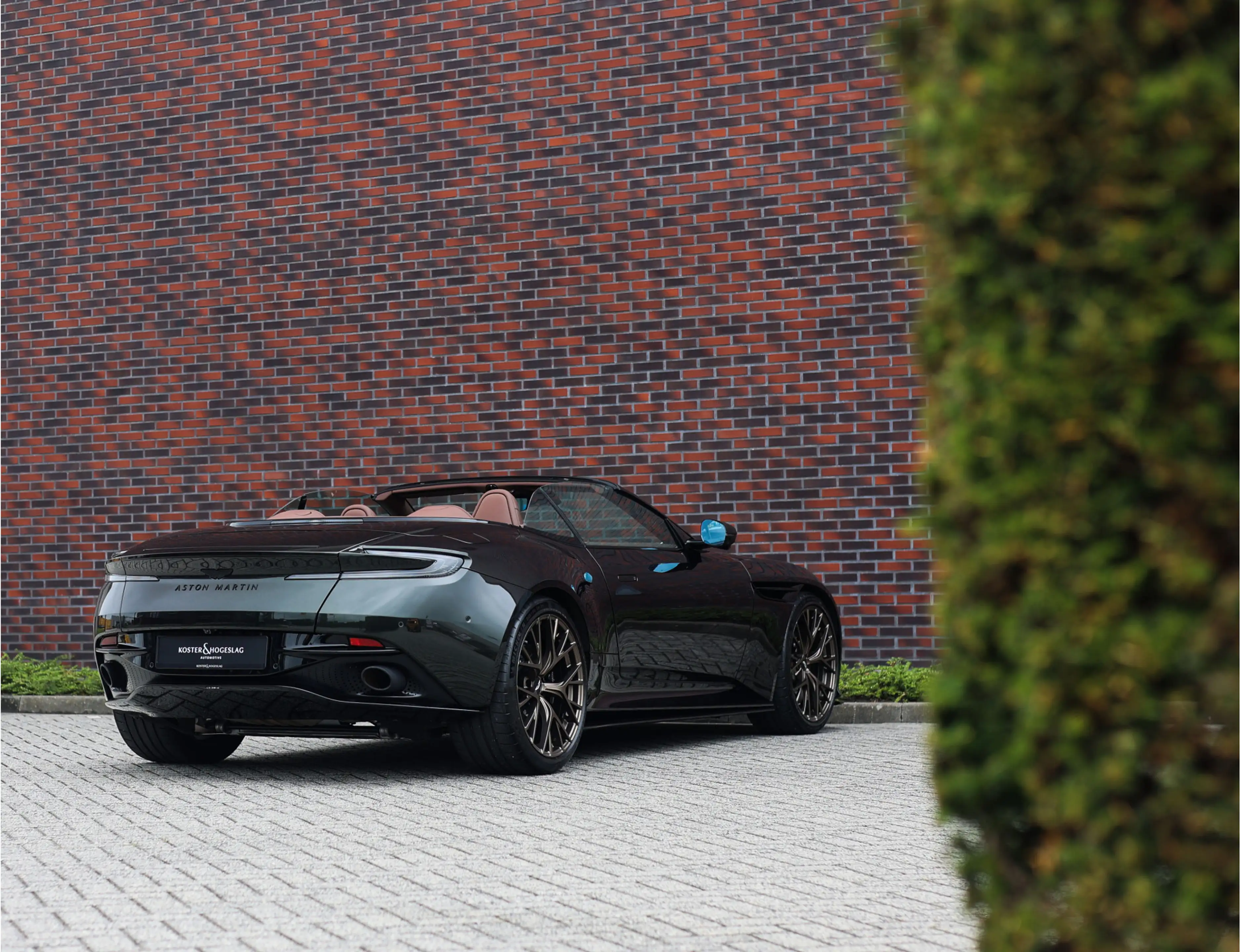 Aston Martin DB12 Volante 4.0 V8 — photo 17