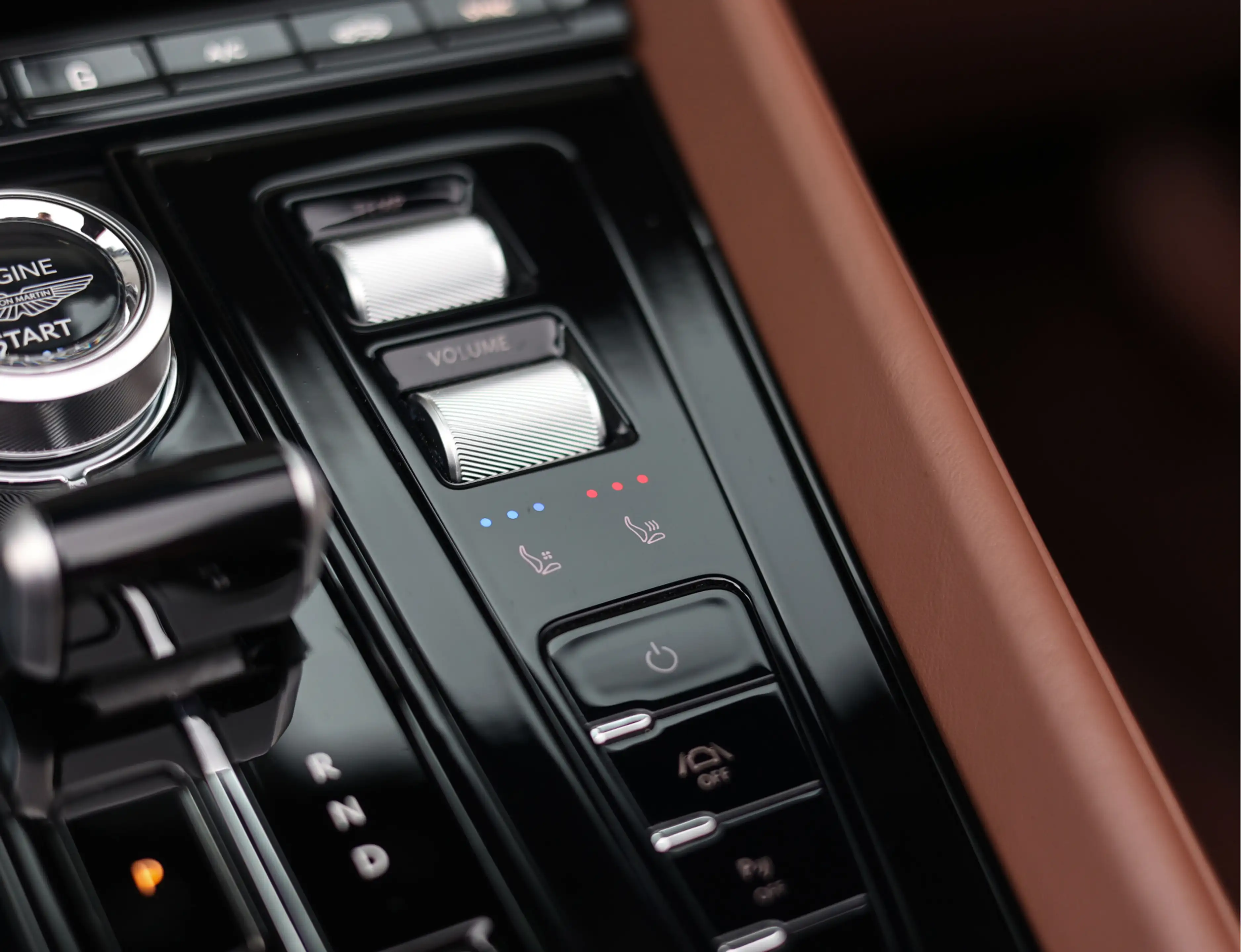 Aston Martin DB12 Volante 4.0 V8 — photo 26