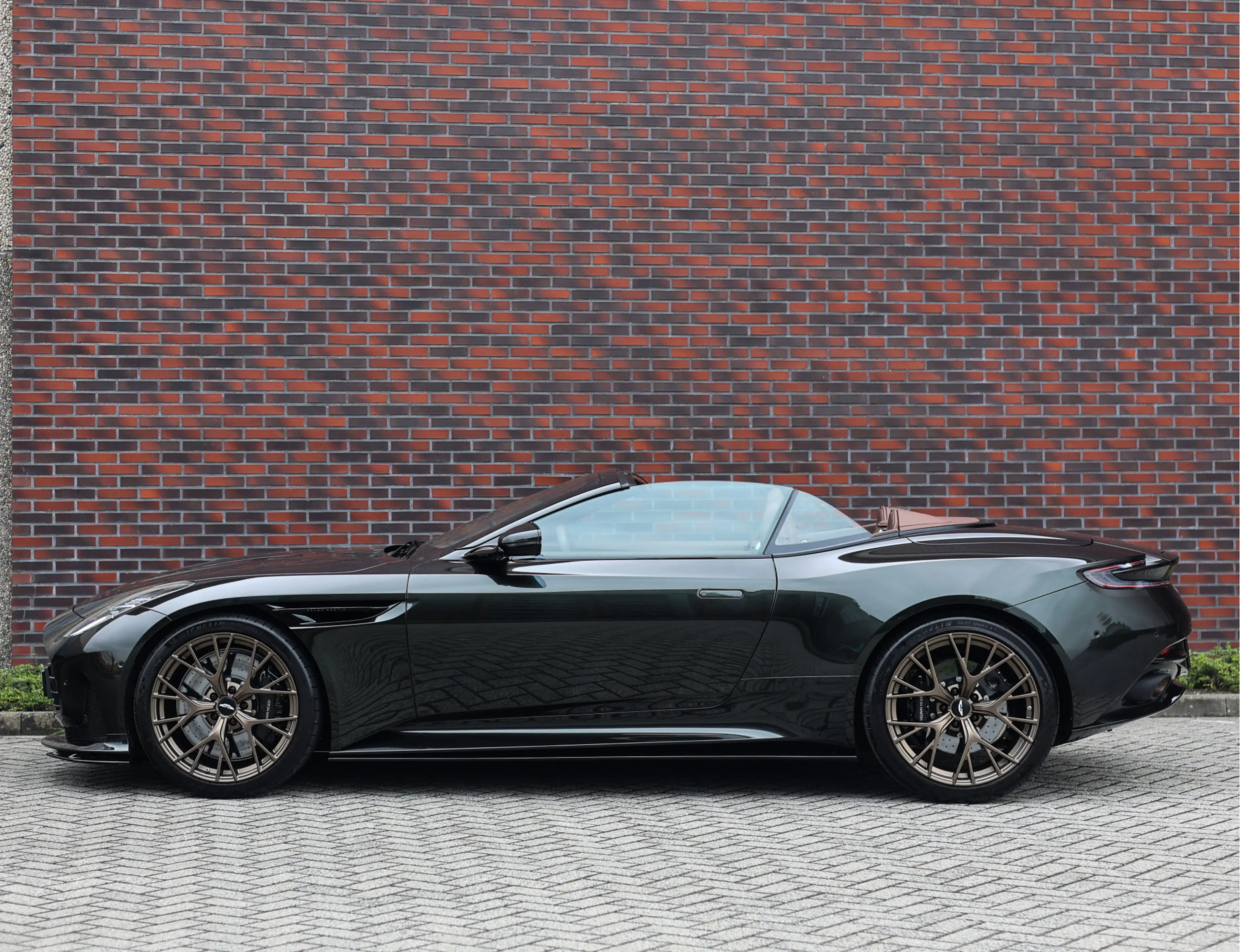 Aston Martin DB12 Volante 4.0 V8 — photo 15