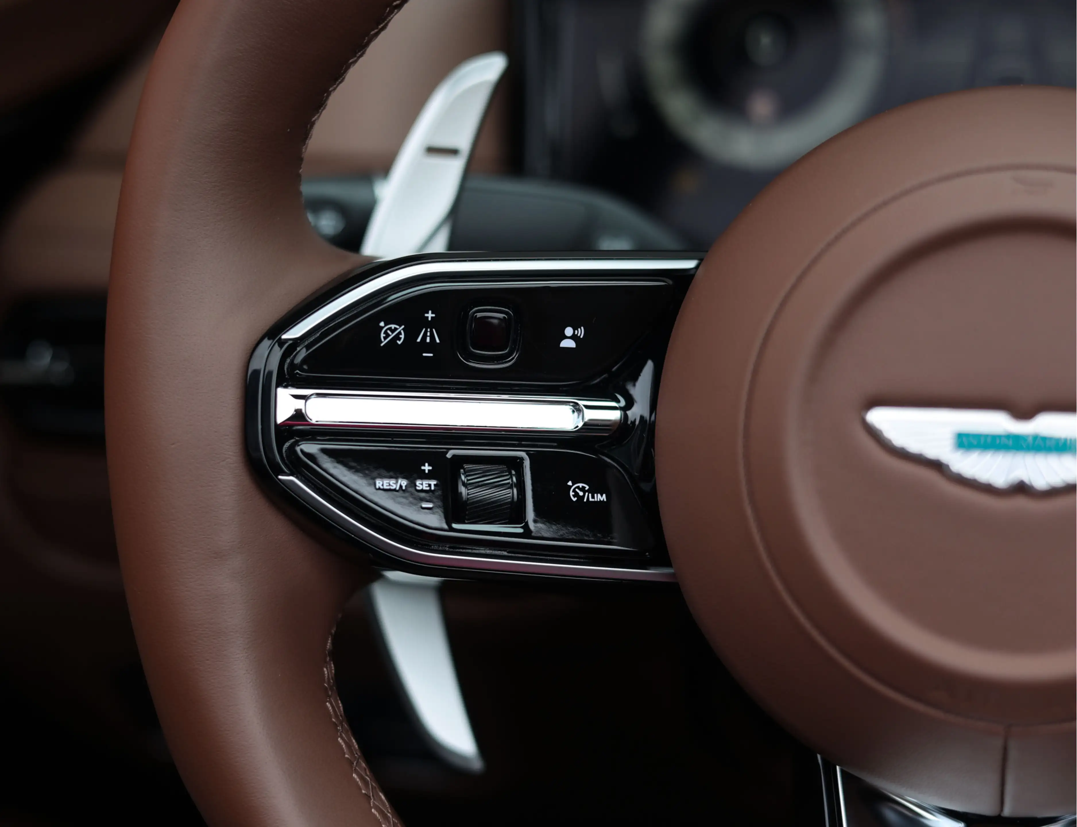 Aston Martin DB12 Volante 4.0 V8 — photo 30