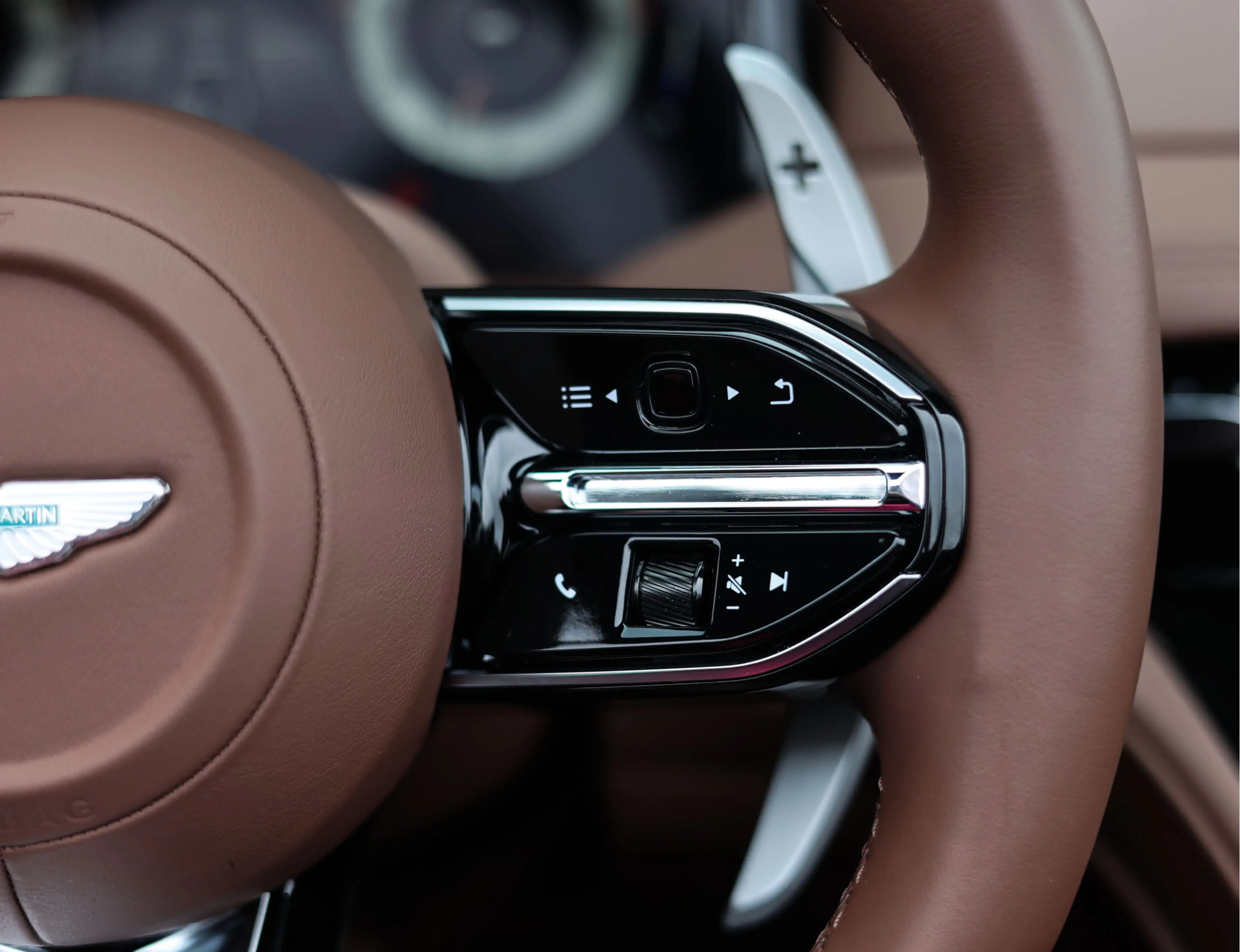 Aston Martin DB12 Volante 4.0 V8 — photo 31