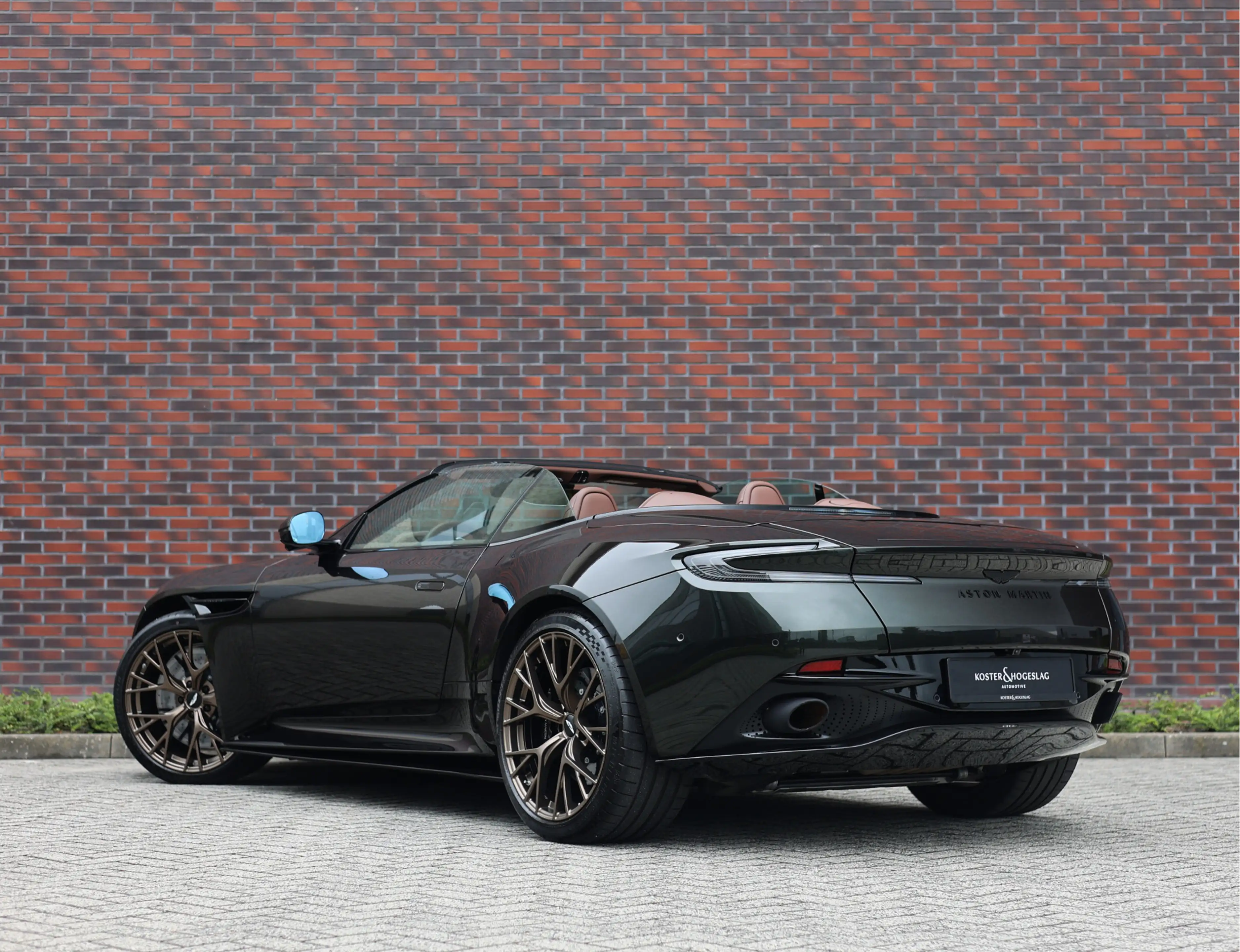 Aston Martin DB12 Volante 4.0 V8 — photo 2