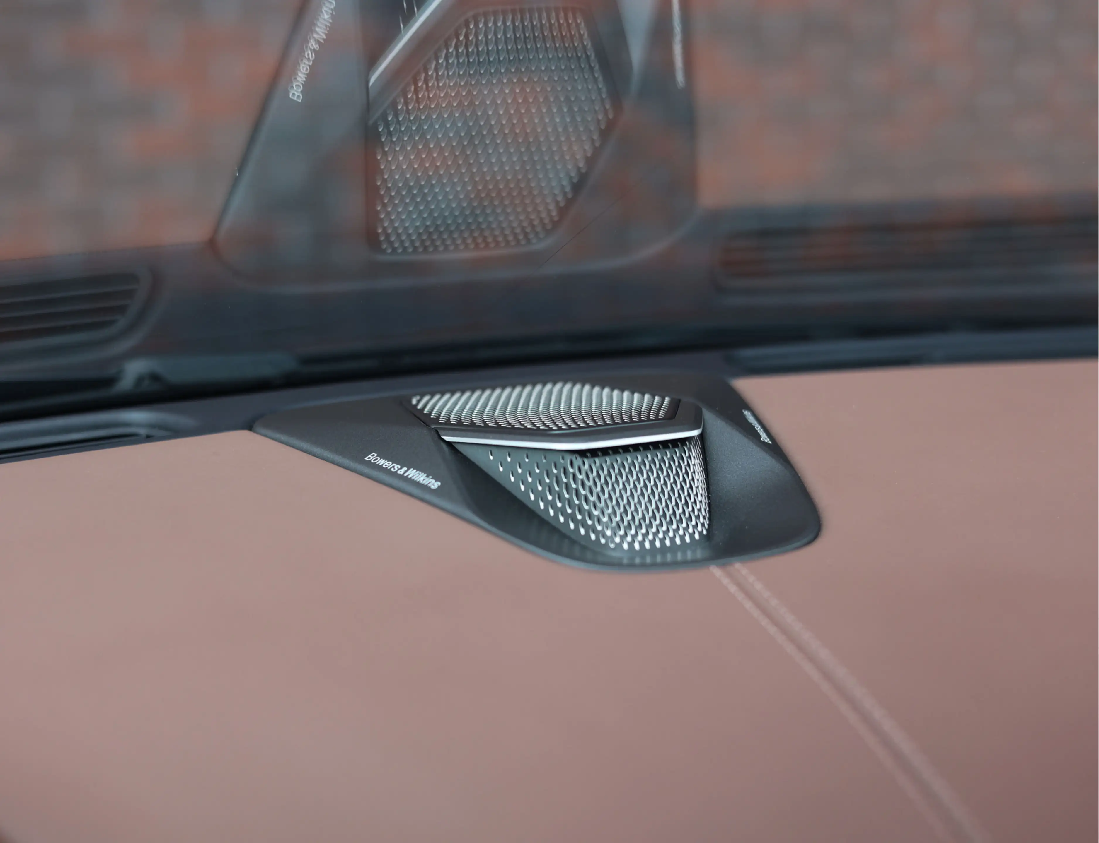 Aston Martin DB12 Volante 4.0 V8 — photo 4
