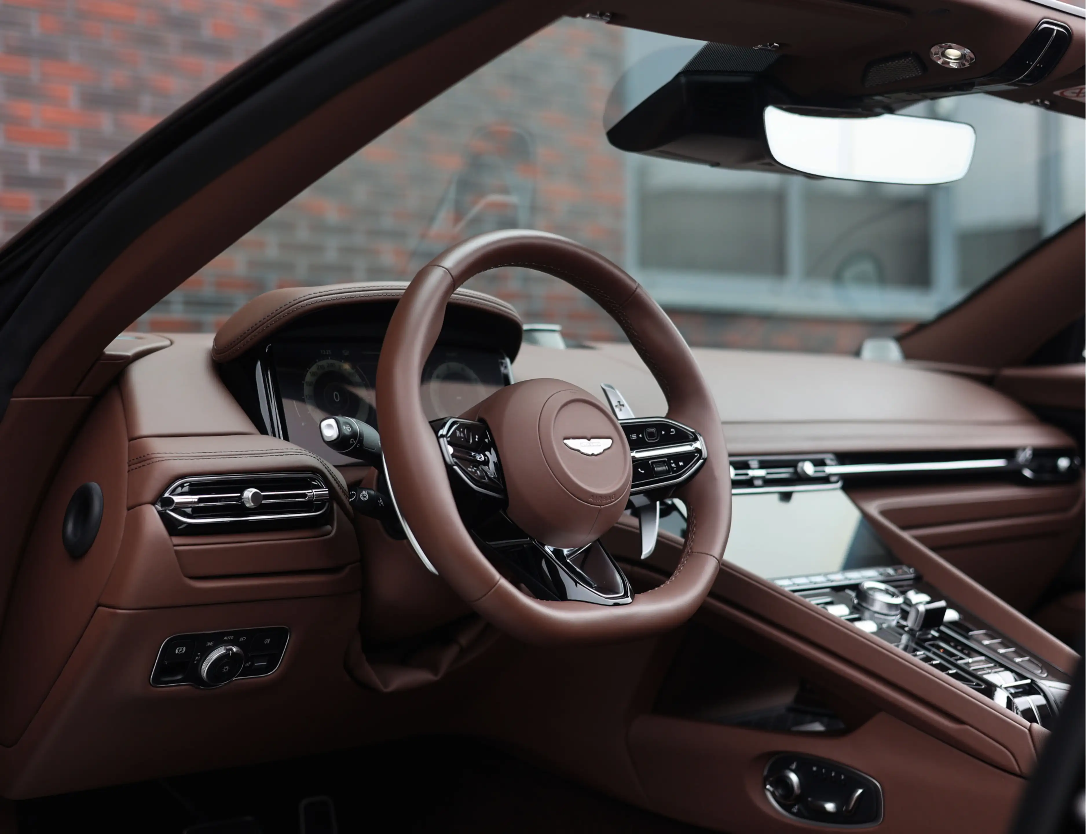 Aston Martin DB12 Volante 4.0 V8 — photo 28