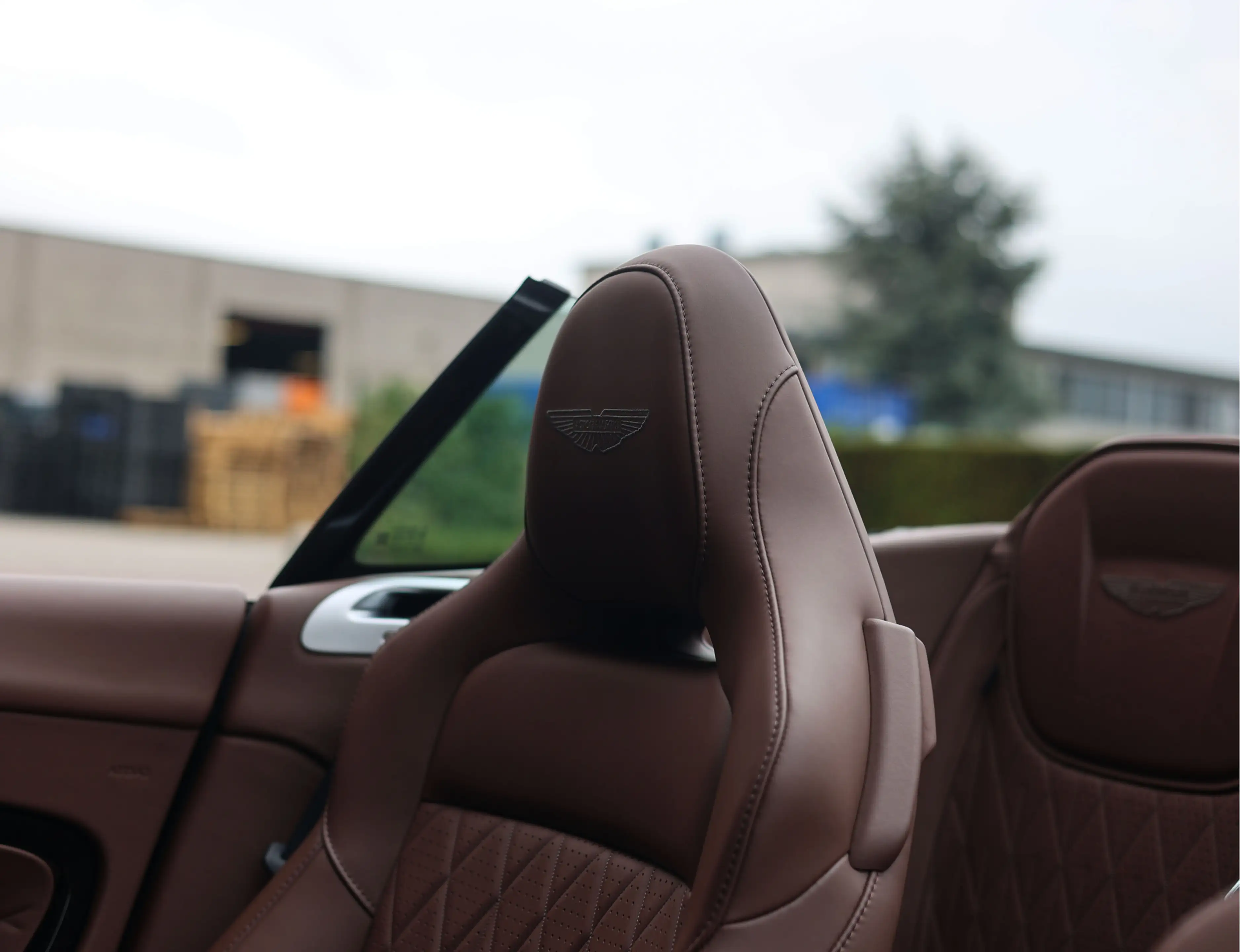 Aston Martin DB12 Volante 4.0 V8 — photo 5