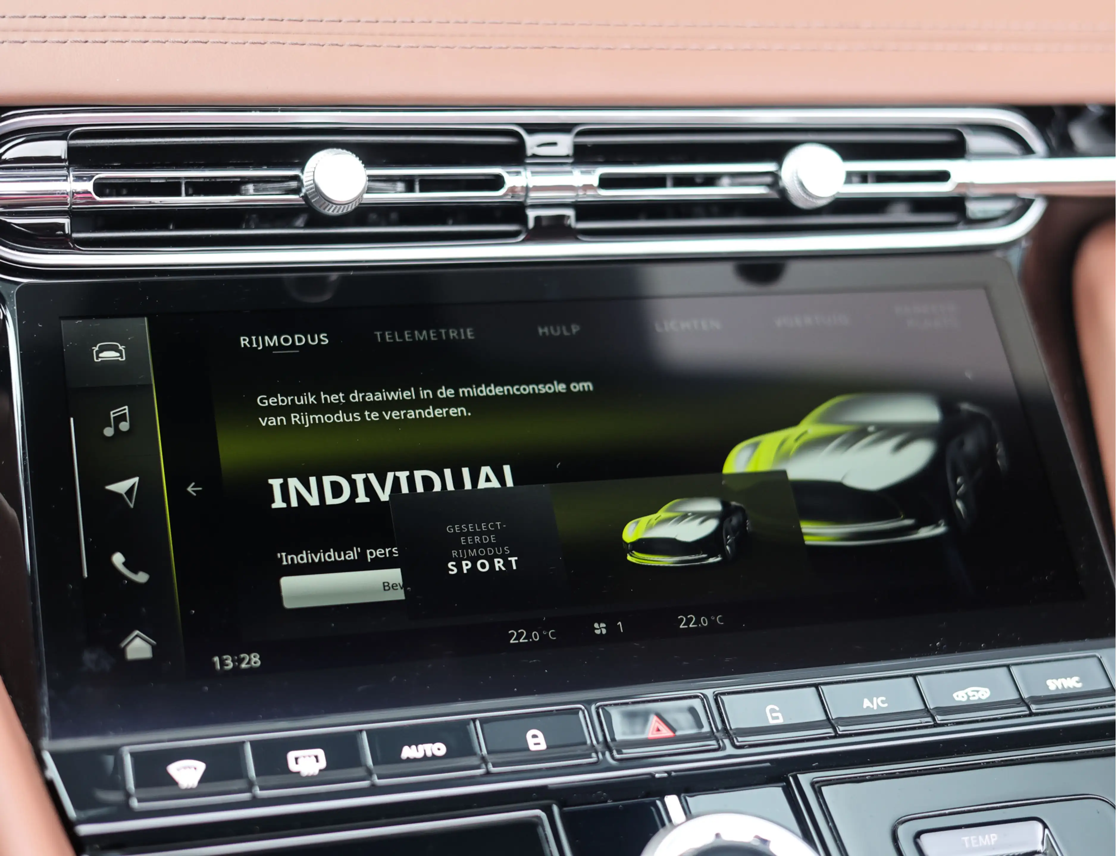 Aston Martin DB12 Volante 4.0 V8 — photo 40