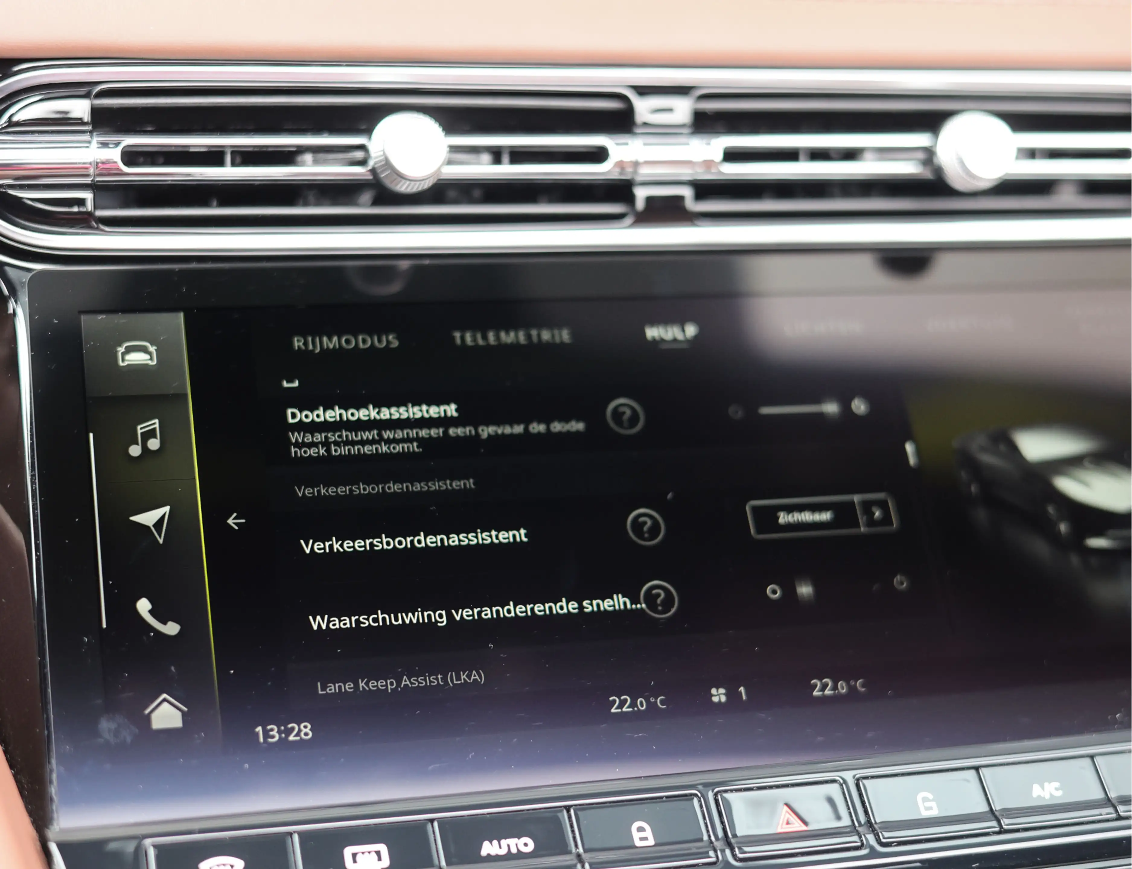 Aston Martin DB12 Volante 4.0 V8 — photo 41