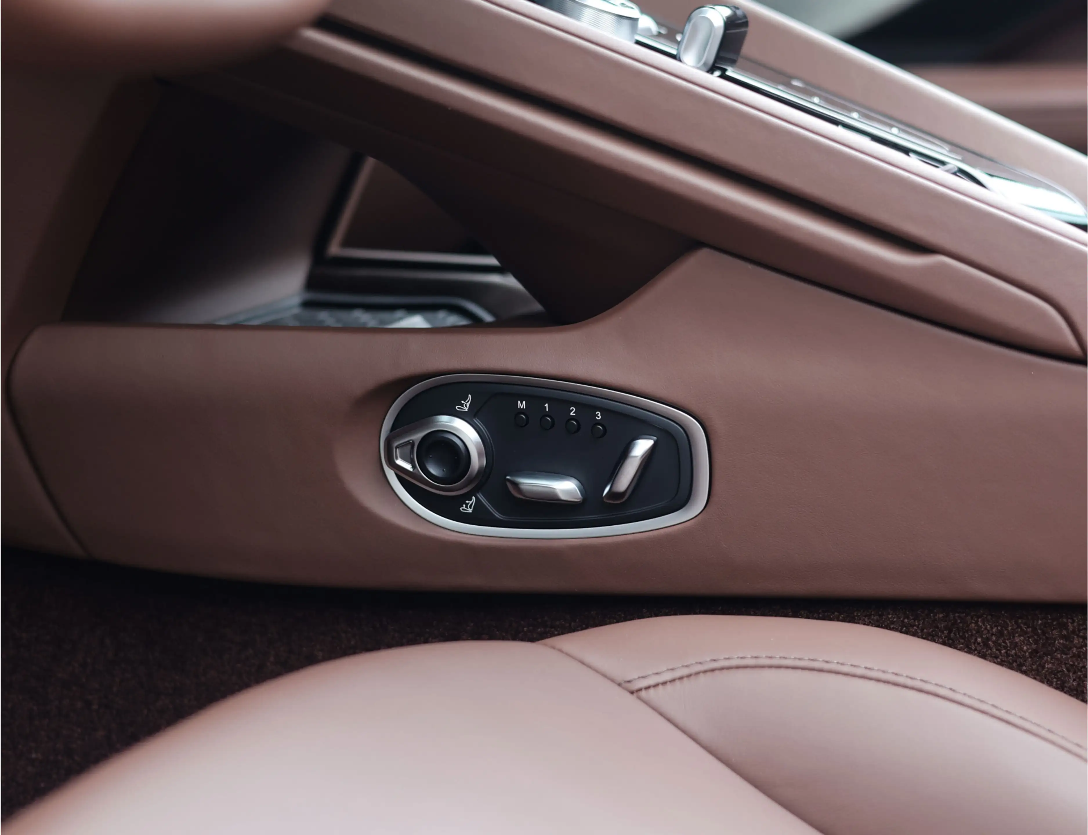 Aston Martin DB12 Volante 4.0 V8 — photo 25