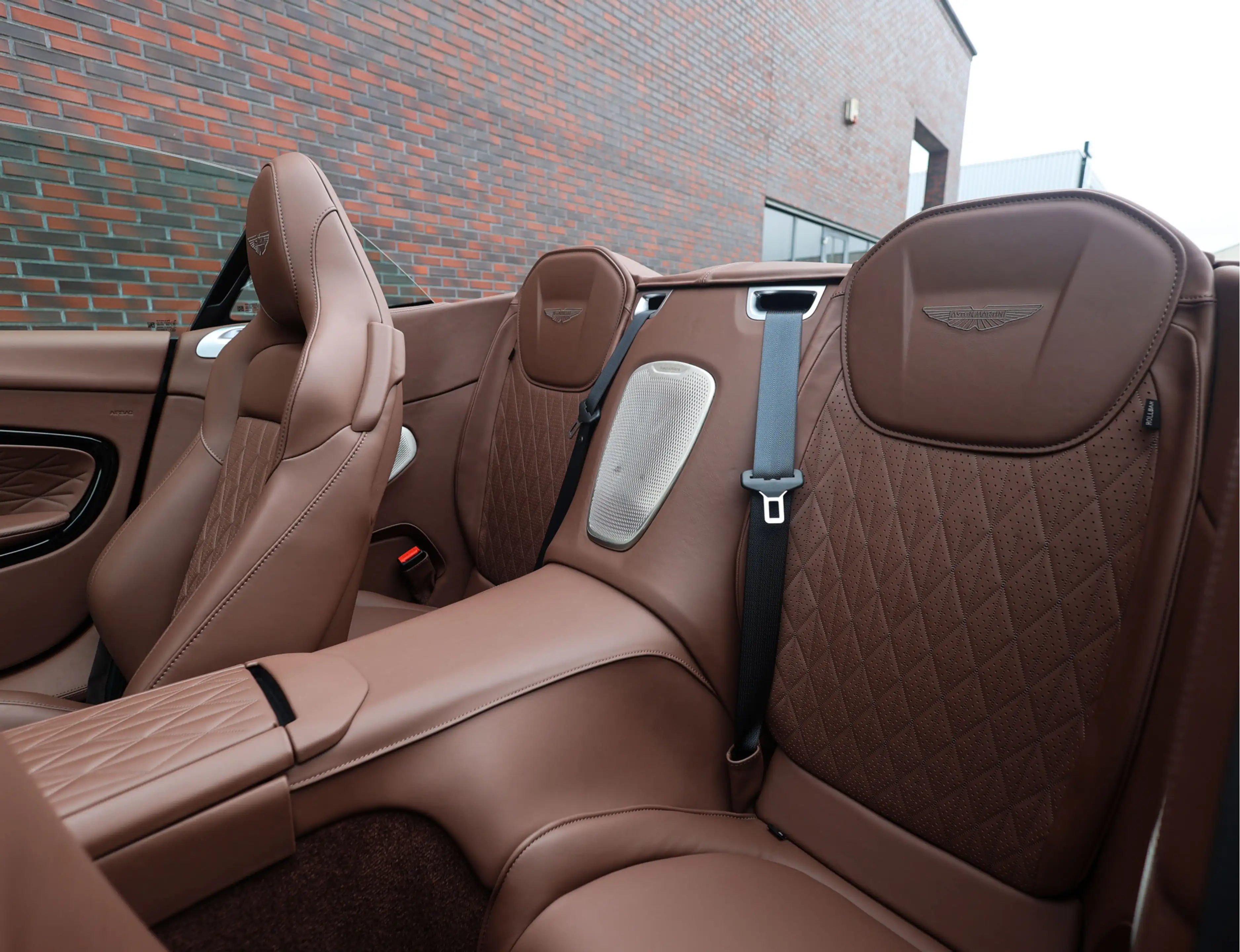 Aston Martin DB12 Volante 4.0 V8 — photo 27