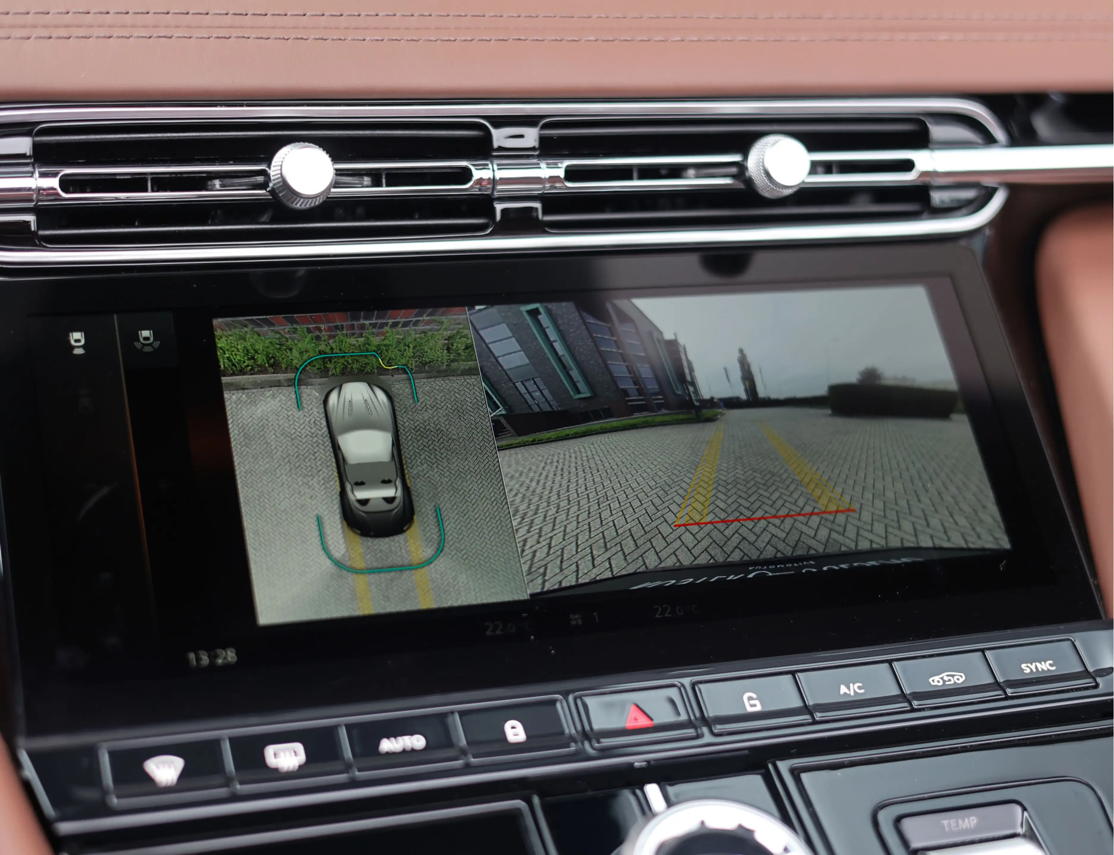 Aston Martin DB12 Volante 4.0 V8 — photo 38