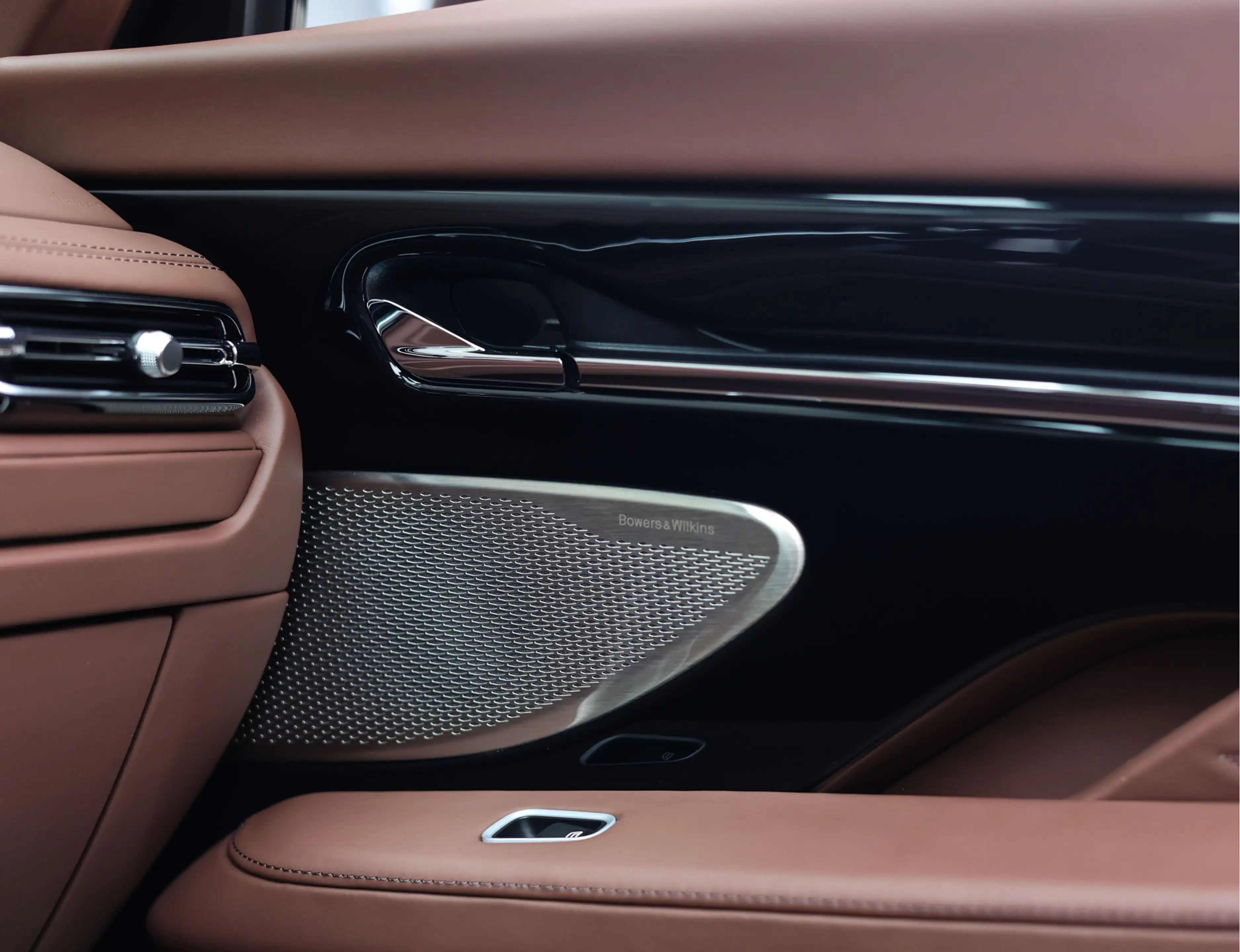 Aston Martin DB12 Volante 4.0 V8 — photo 36