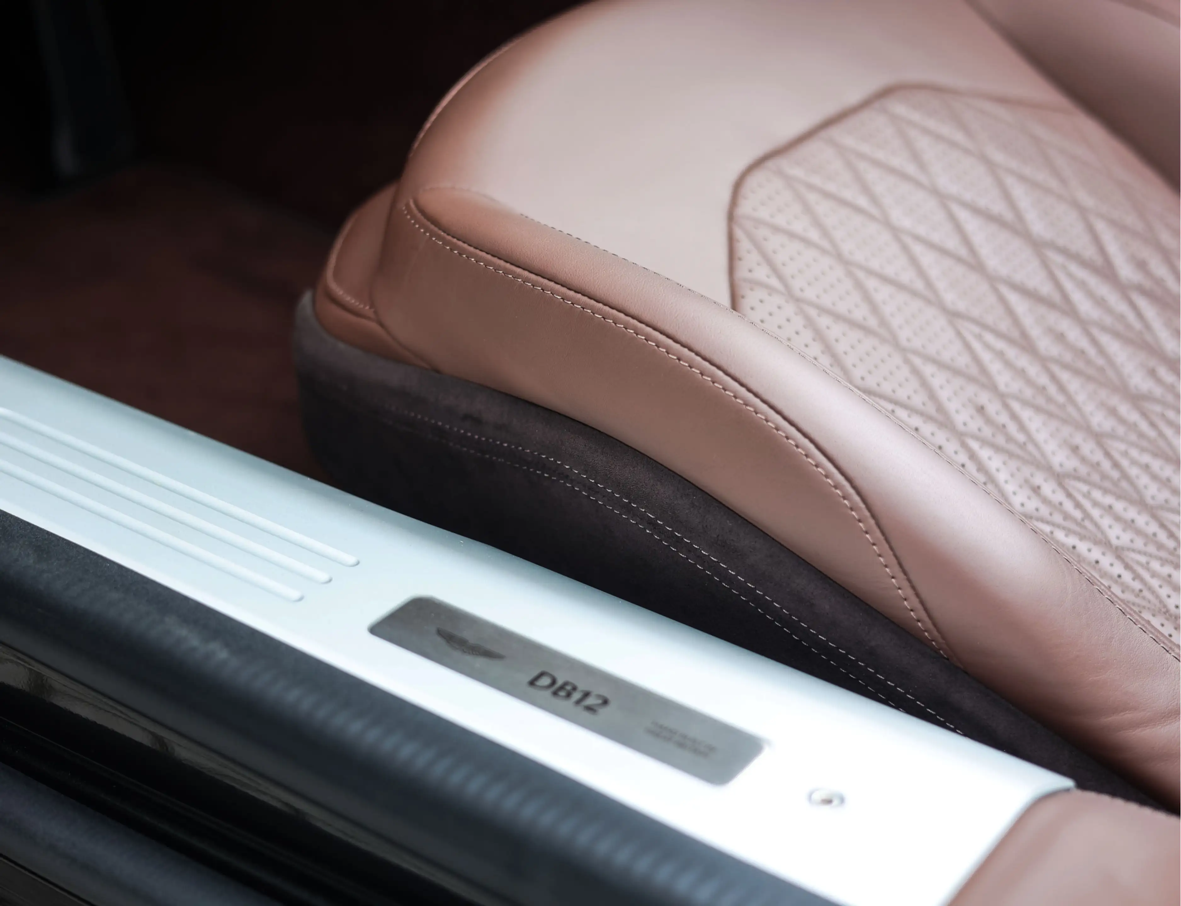Aston Martin DB12 Volante 4.0 V8 — photo 24