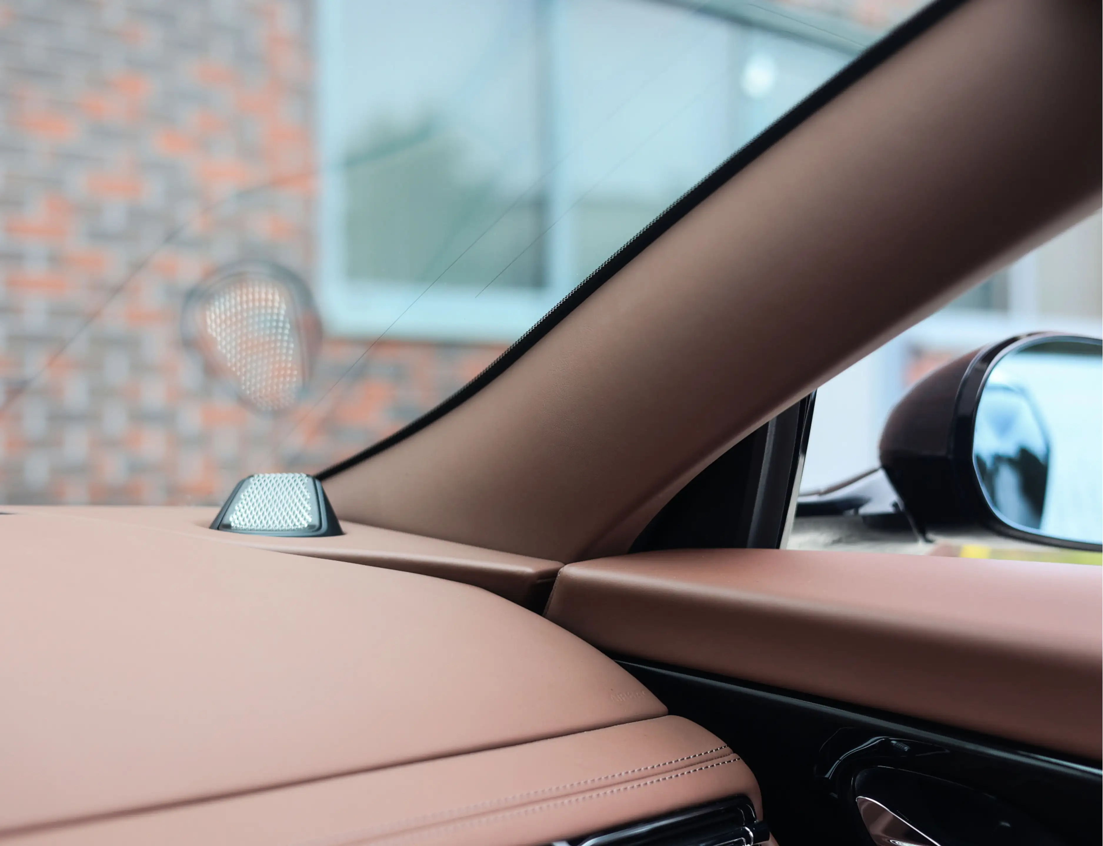 Aston Martin DB12 Volante 4.0 V8 — photo 35