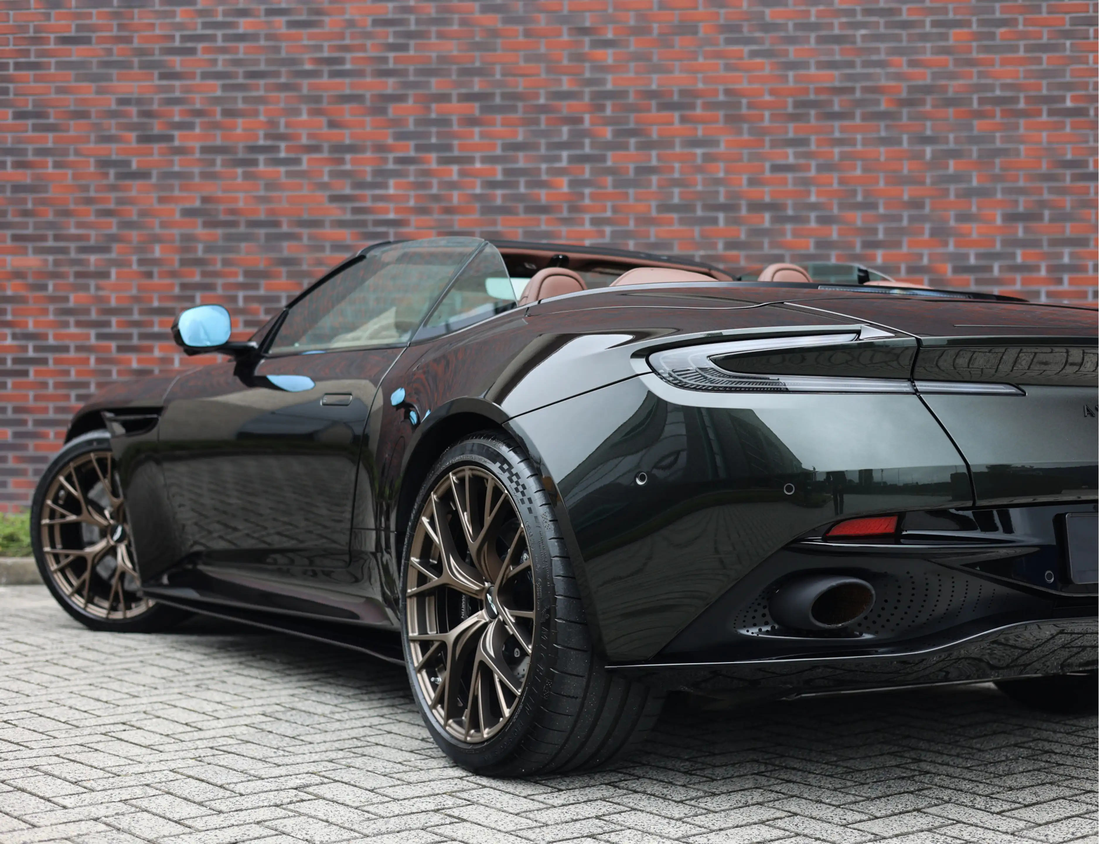 Aston Martin DB12 Volante 4.0 V8 — photo 7
