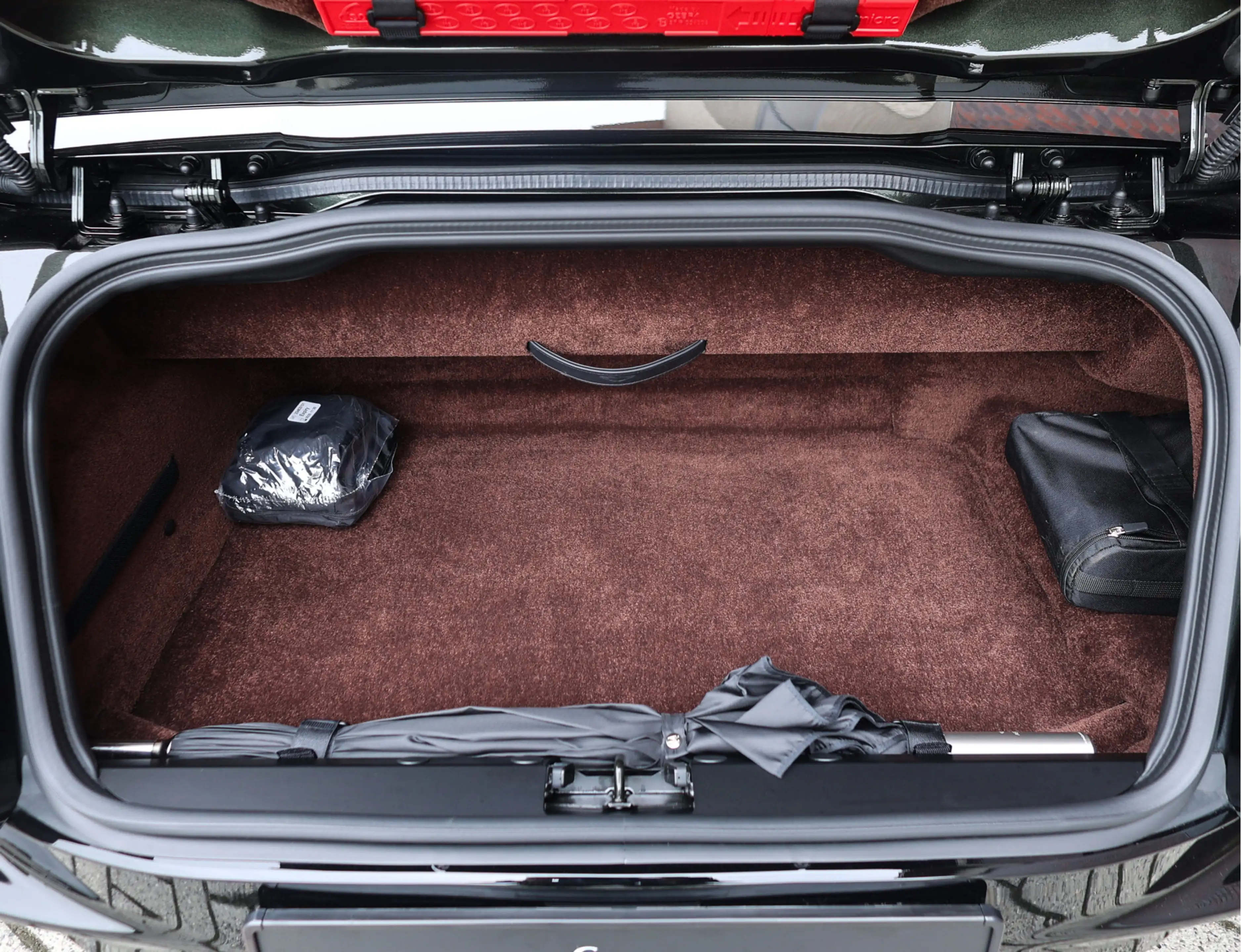 Aston Martin DB12 Volante 4.0 V8 — photo 21