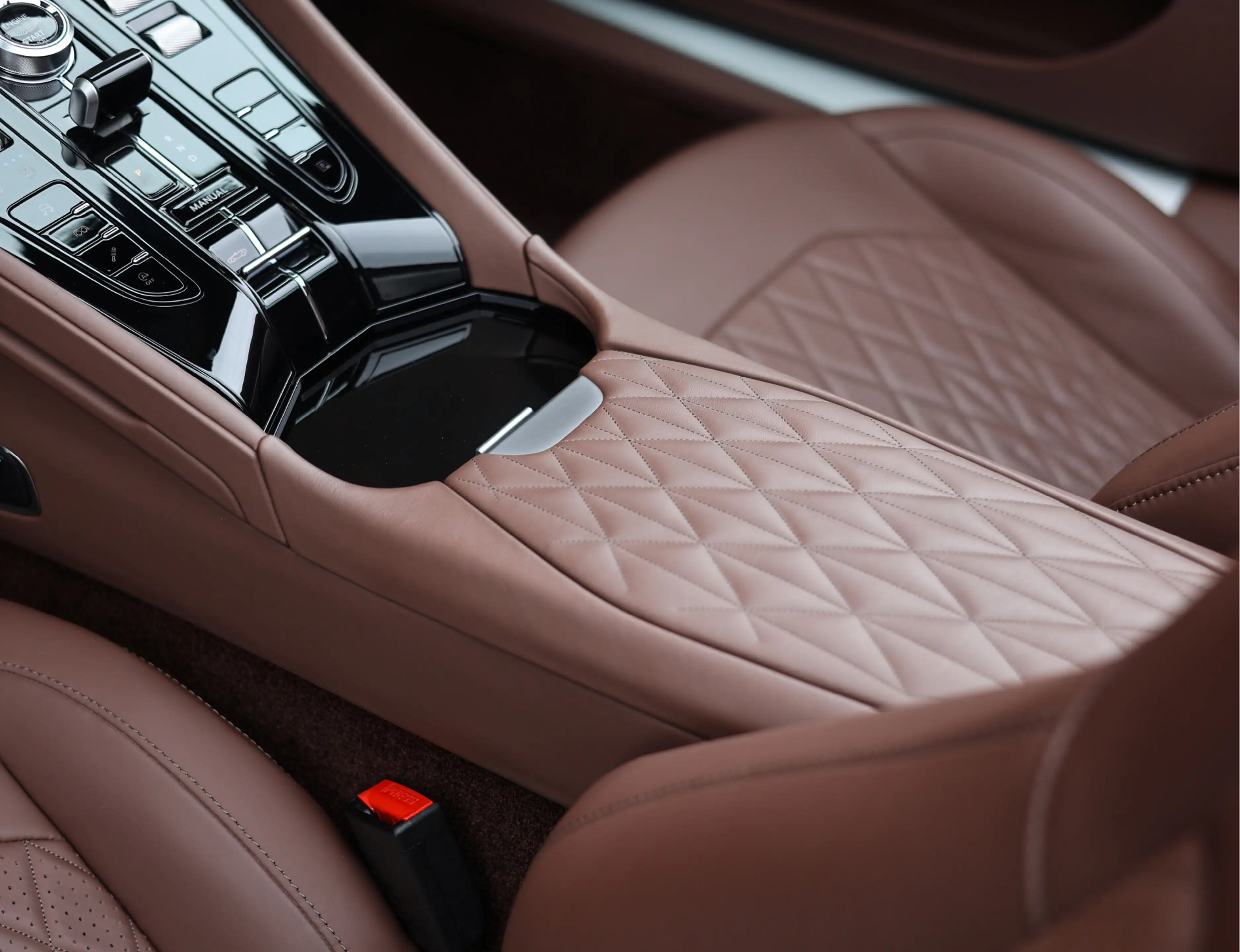 Aston Martin DB12 Volante 4.0 V8 — photo 33