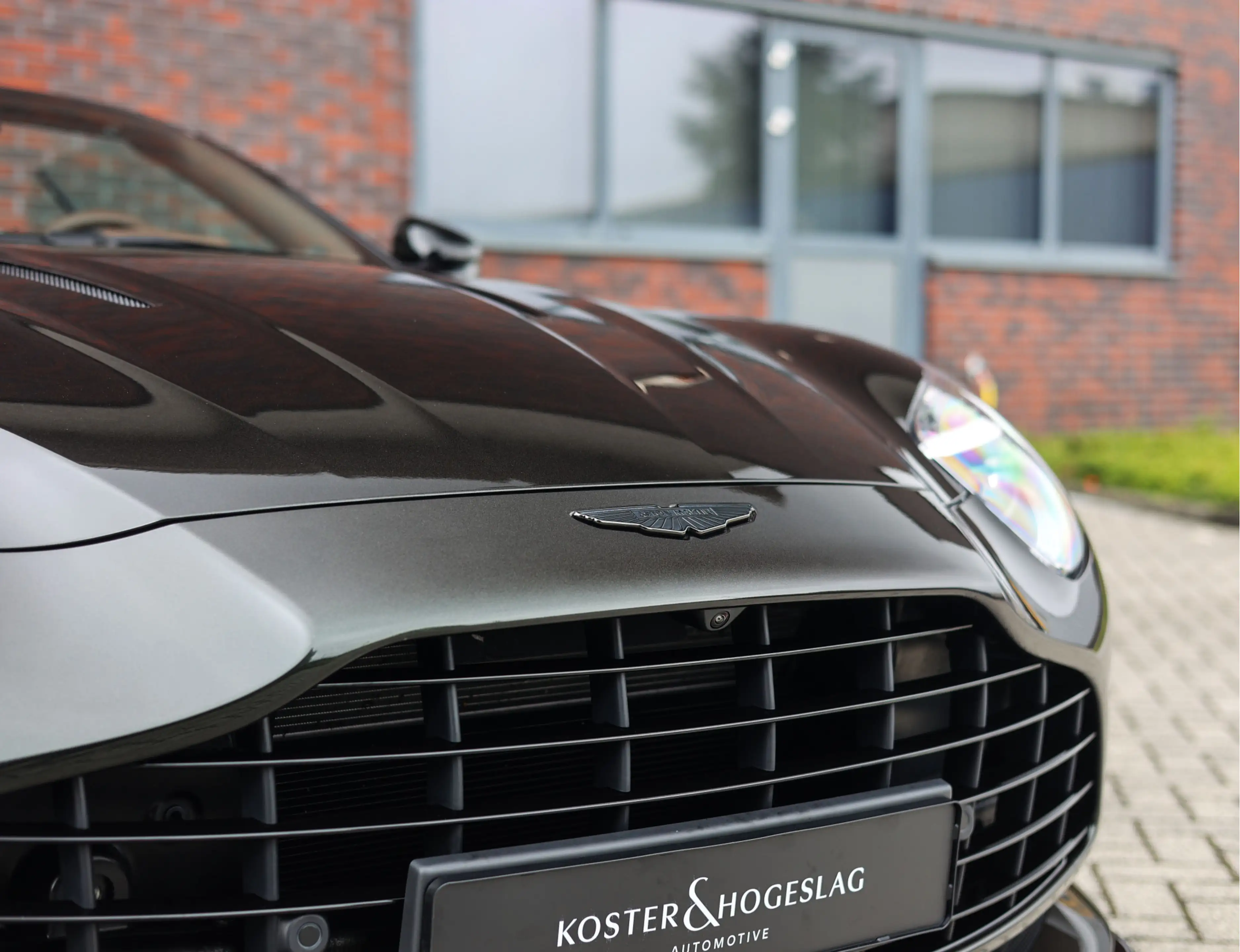 Aston Martin DB12 Volante 4.0 V8 — photo 9