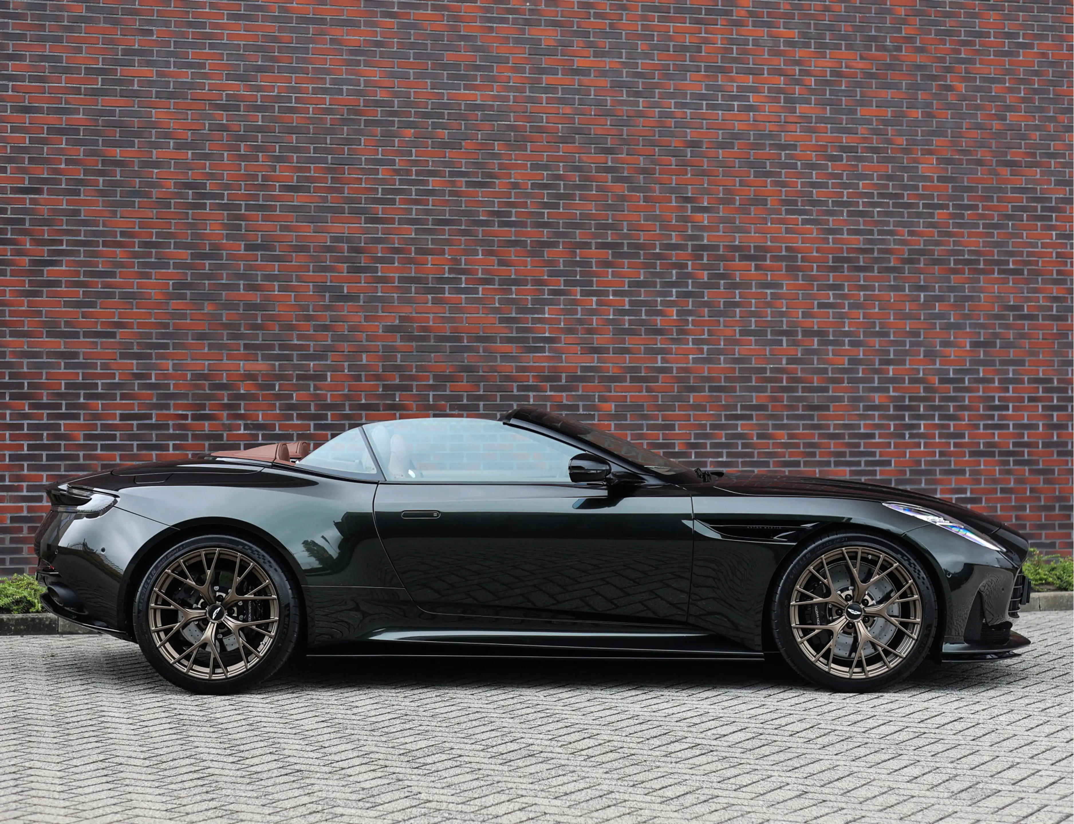 Aston Martin DB12 Volante 4.0 V8 — photo 14