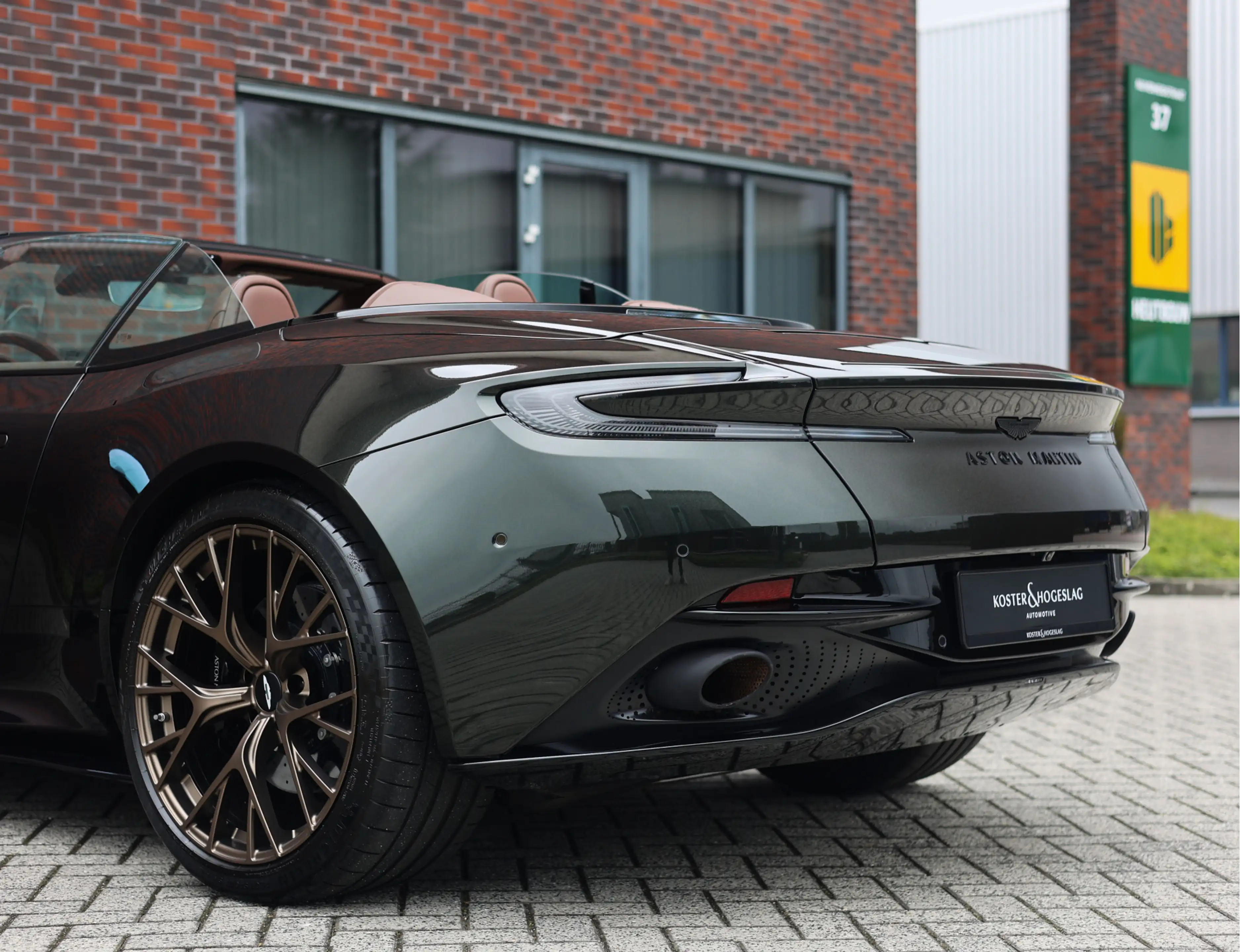 Aston Martin DB12 Volante 4.0 V8 — photo 10