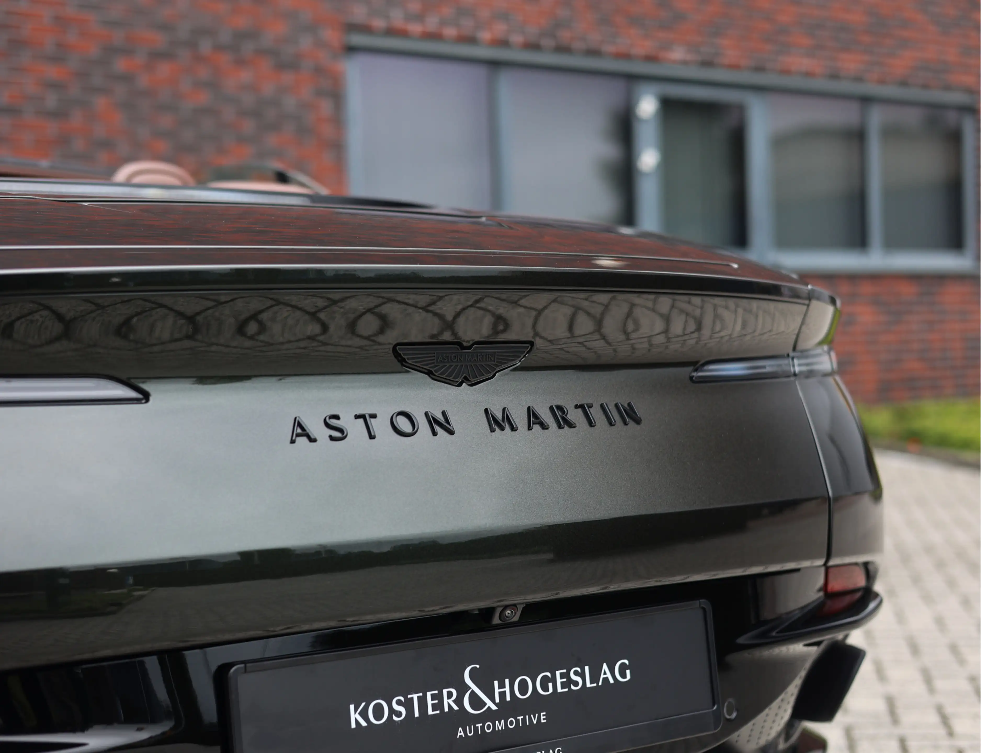 Aston Martin DB12 Volante 4.0 V8 — photo 11