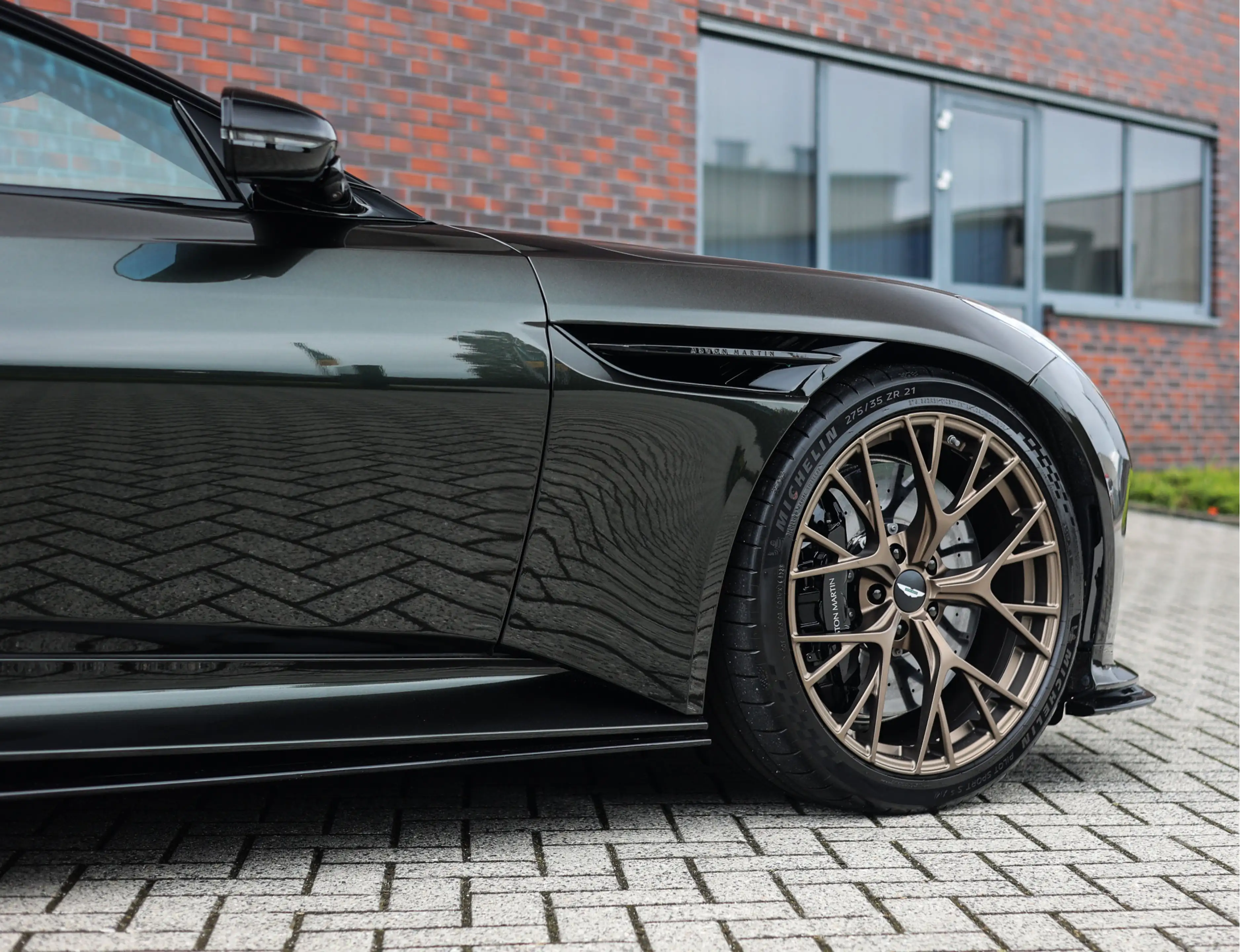Aston Martin DB12 Volante 4.0 V8 — photo 19