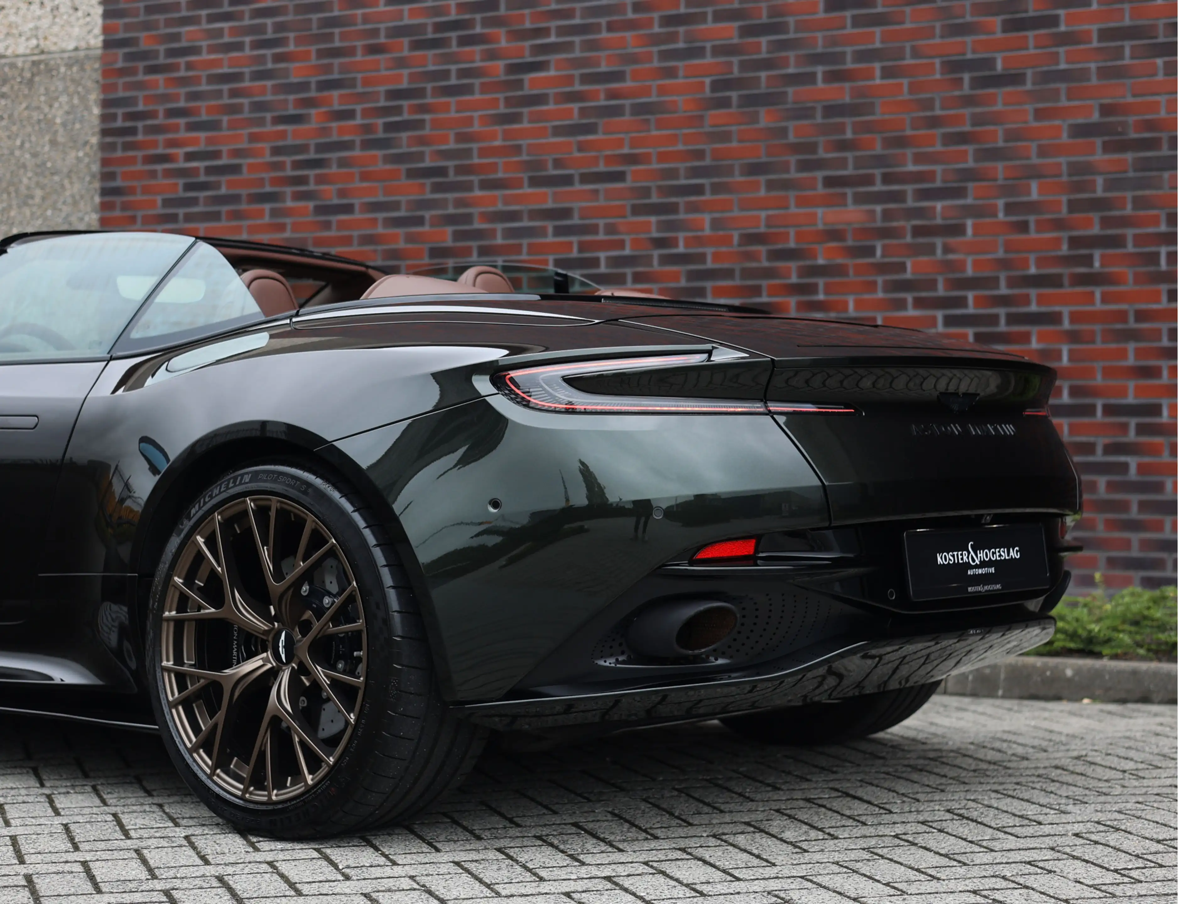 Aston Martin DB12 Volante 4.0 V8 — photo 20