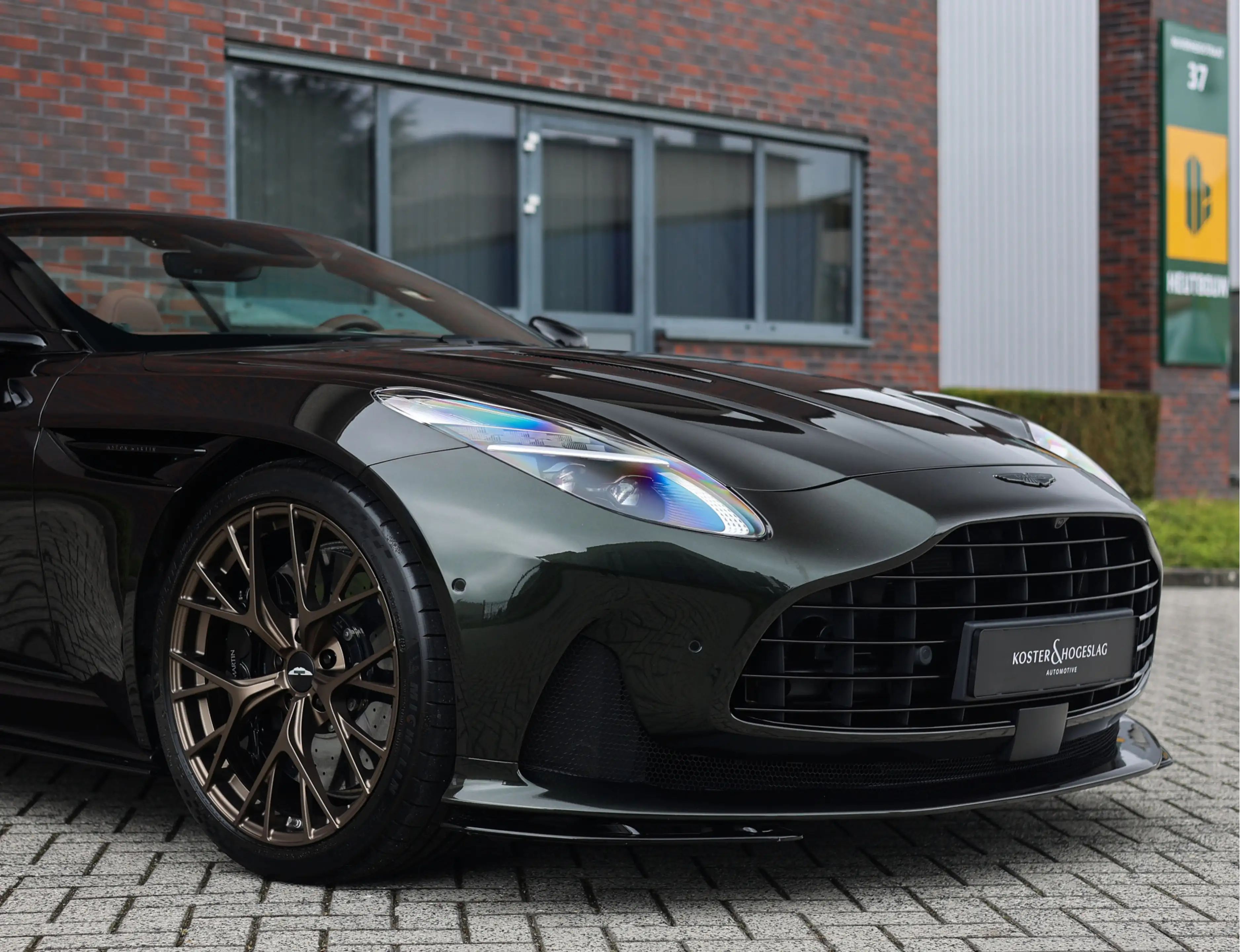 Aston Martin DB12 Volante 4.0 V8 — photo 8