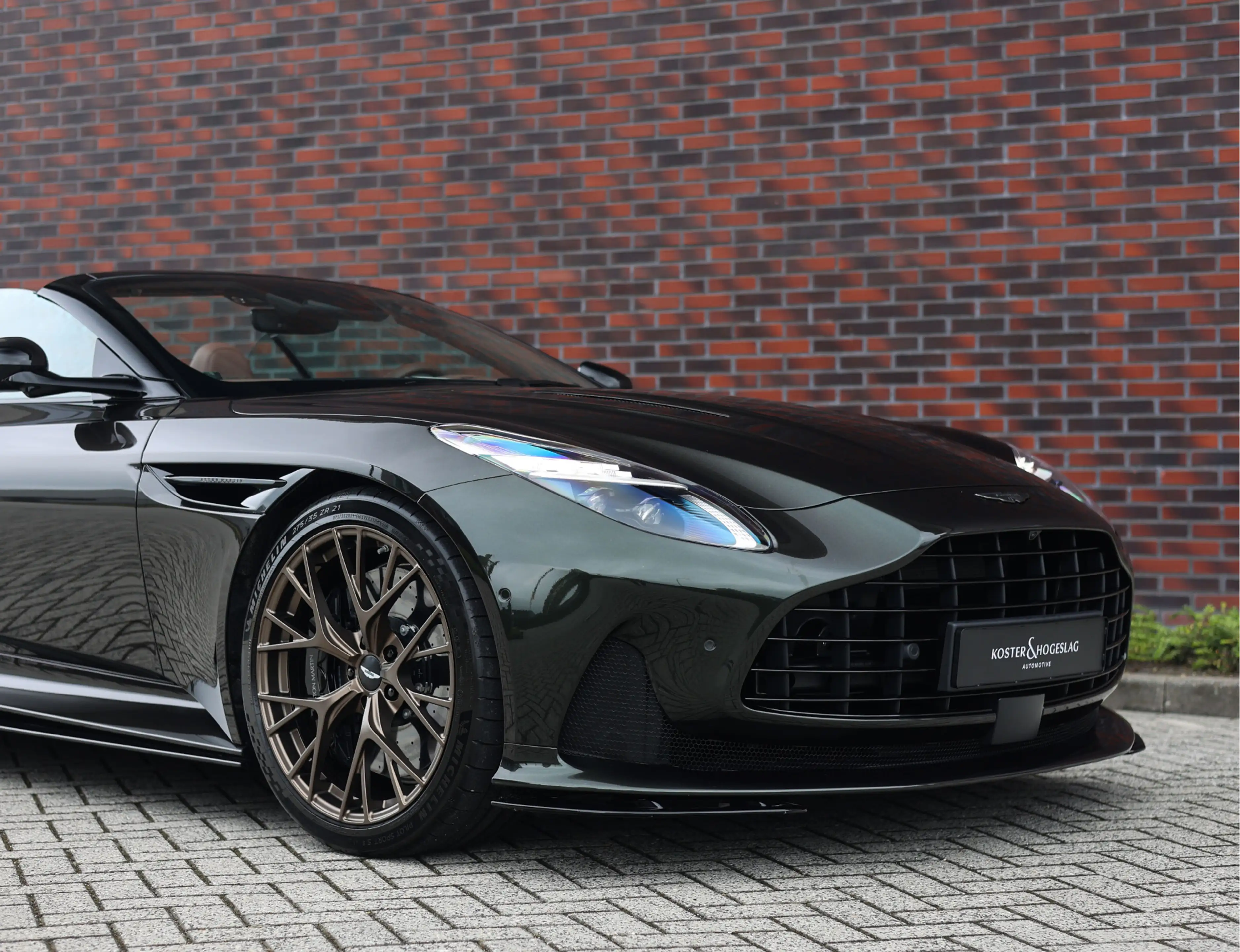Aston Martin DB12 Volante 4.0 V8 — photo 18