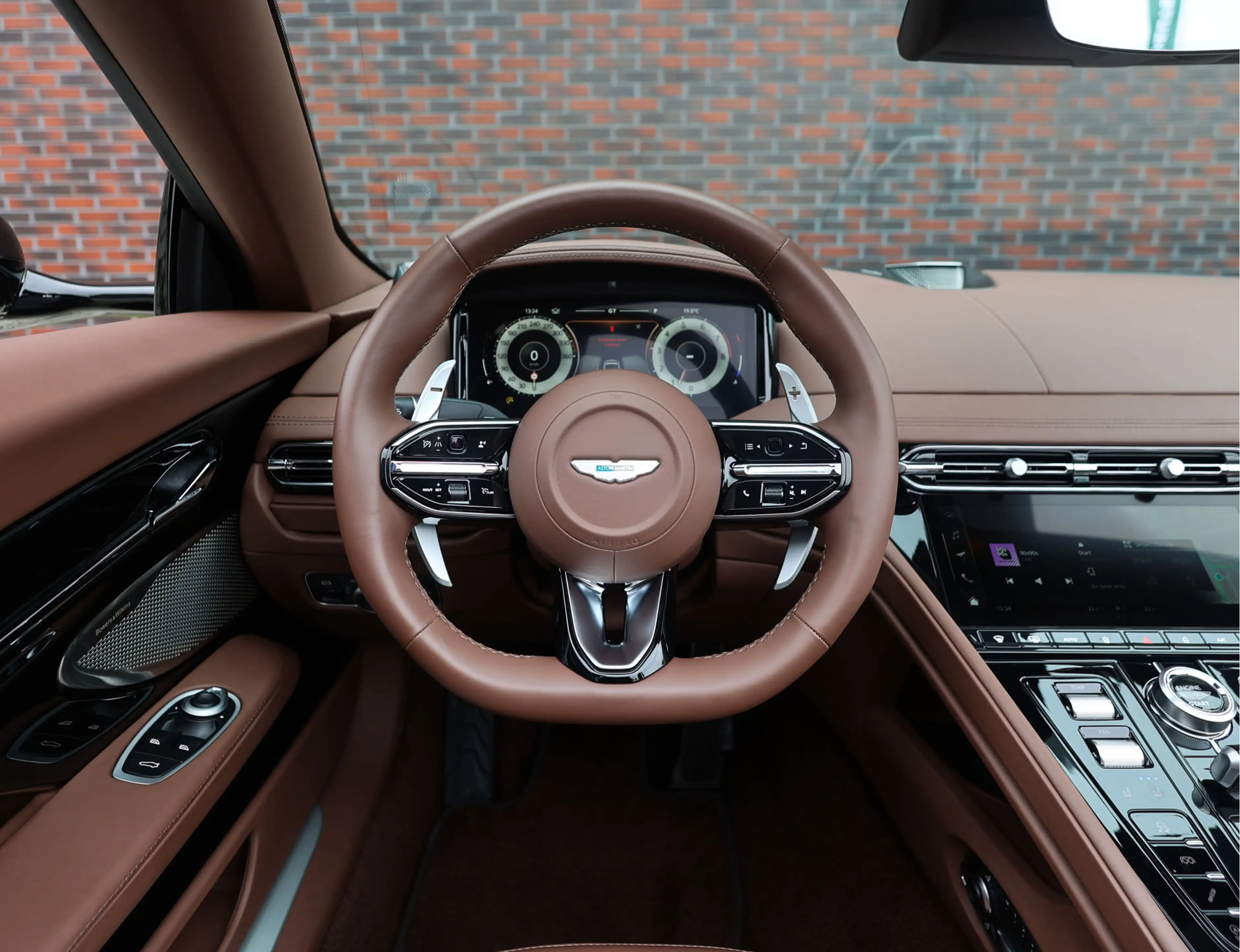 Aston Martin DB12 Volante 4.0 V8 — photo 29
