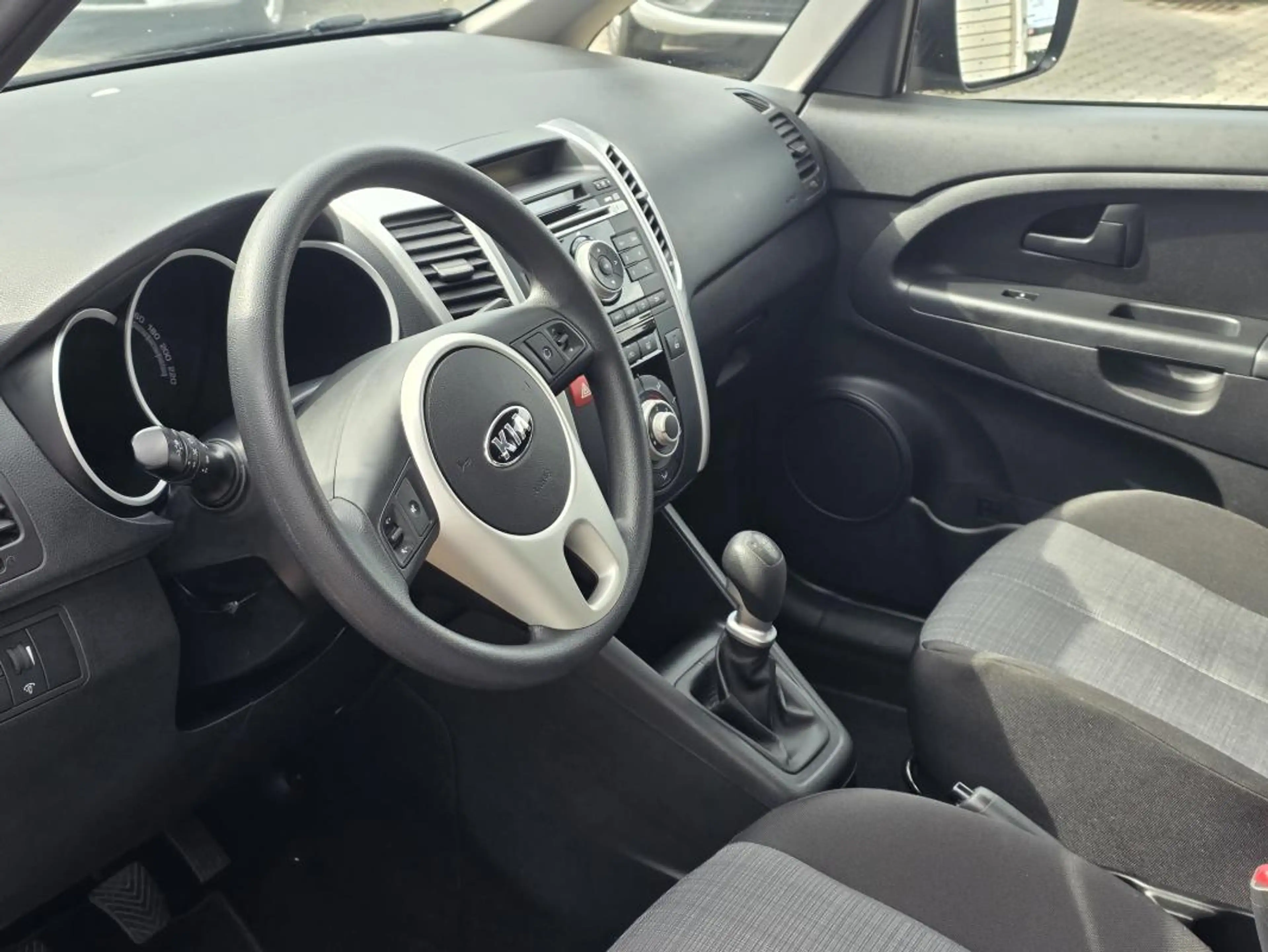 Kia Venga Attract — photo 7