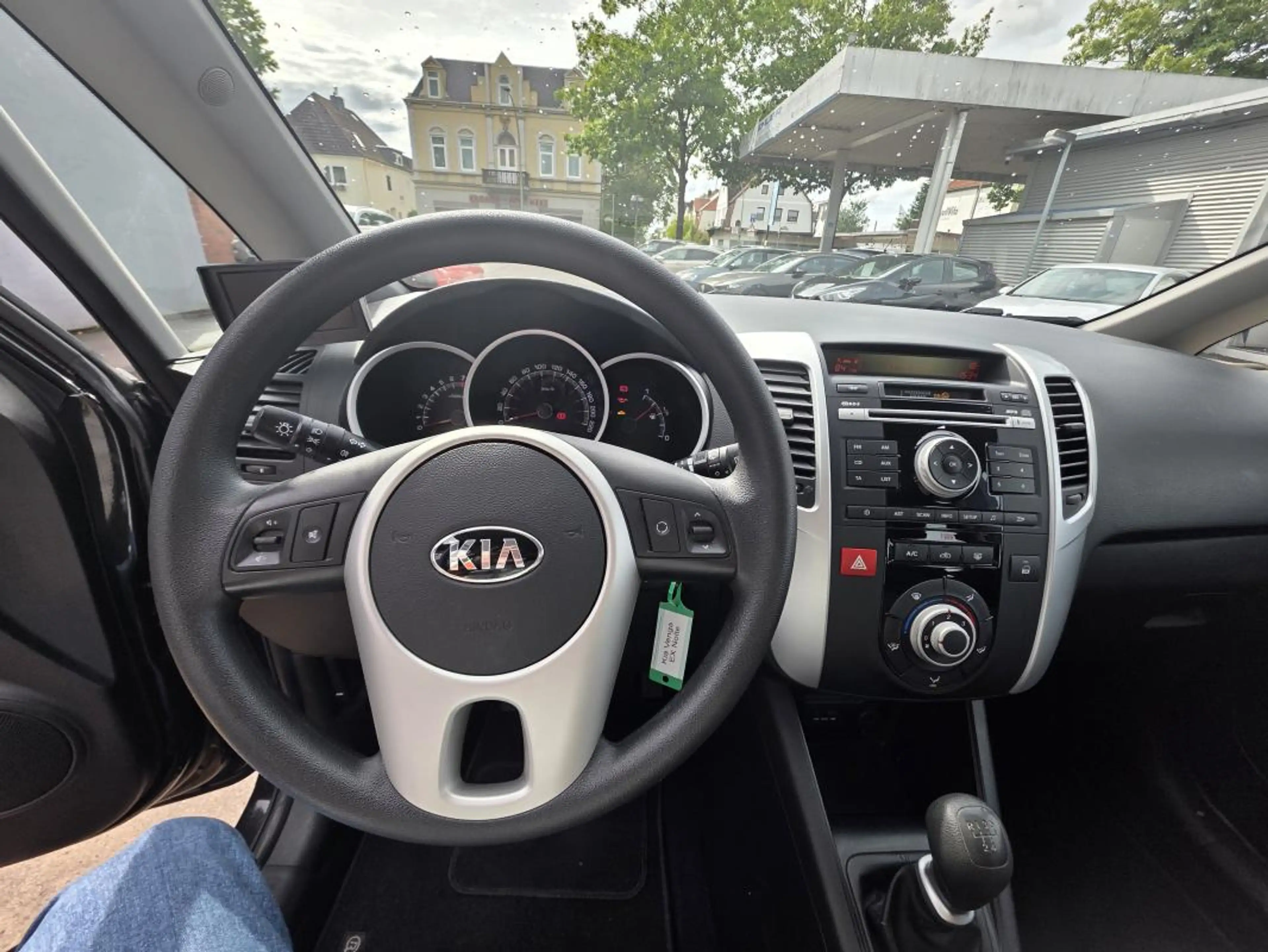 Kia Venga Attract — photo 11