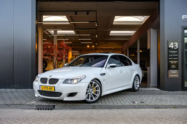 BMW M5 5-serie in Alpine White|1e Lak |kettingspannerupgr