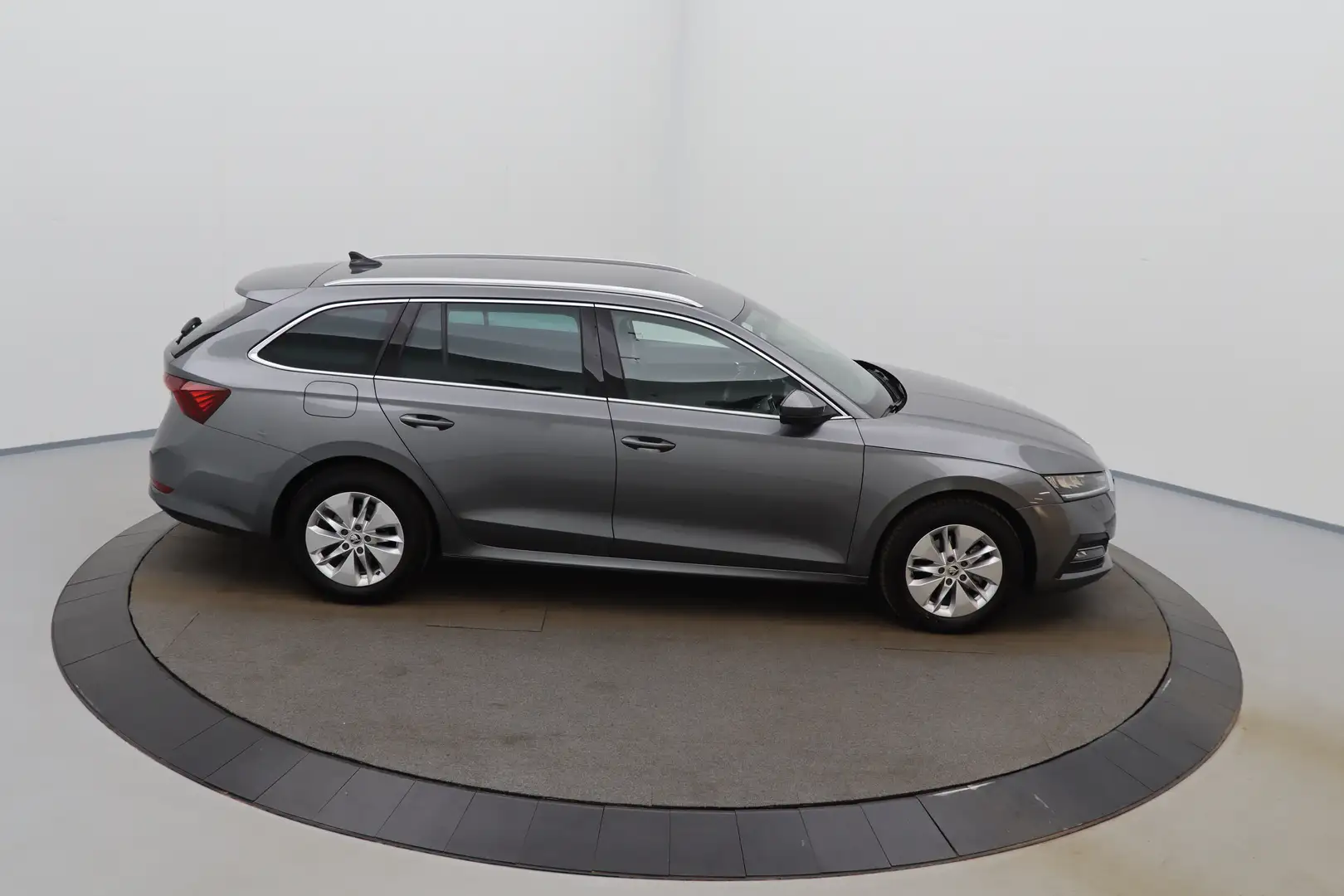 Skoda Octavia Combi 1.0 TSI MHEV DSG Clever LED GPS PDC CAM Carp Grijs - 2