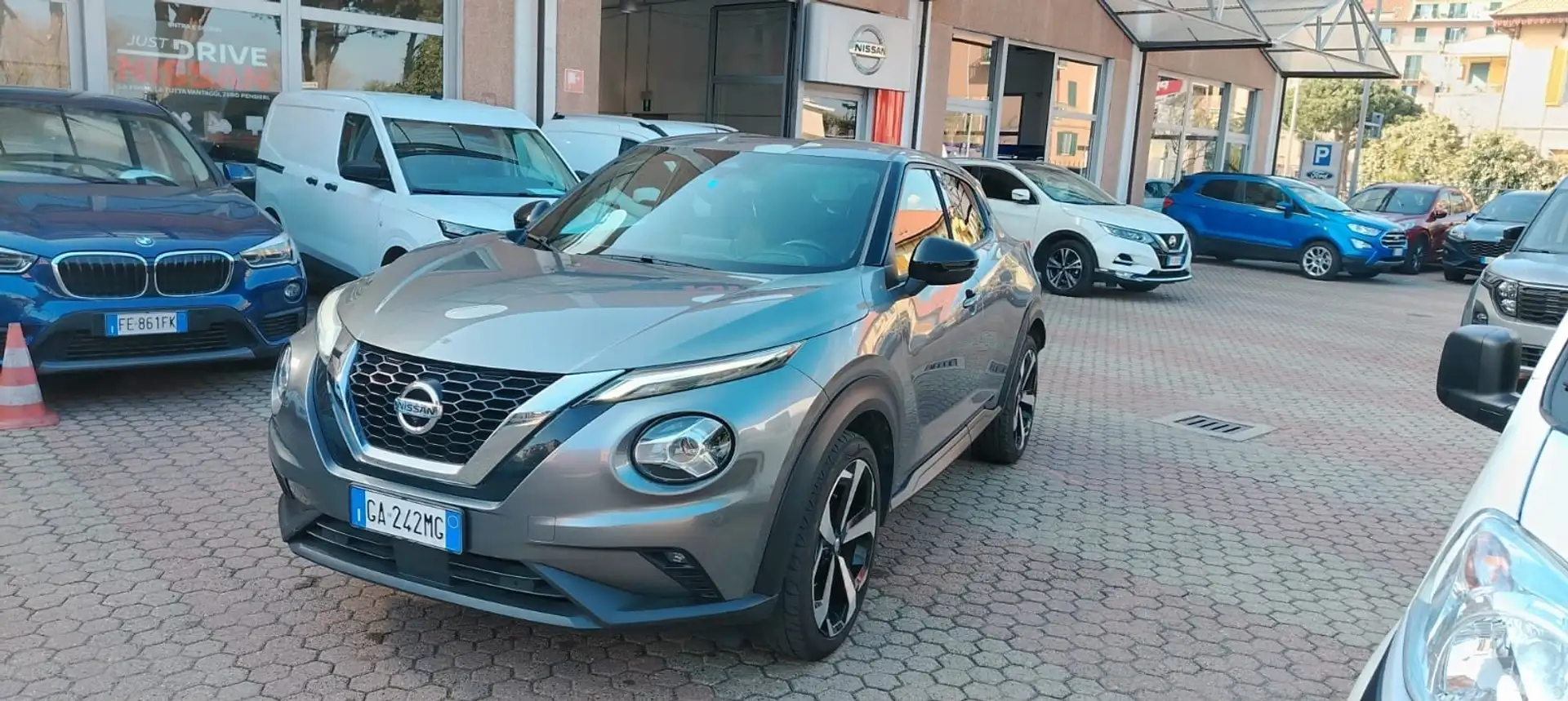 Nissan Juke 1.0 DIG-T 117 CV Tekna Grijs - 1