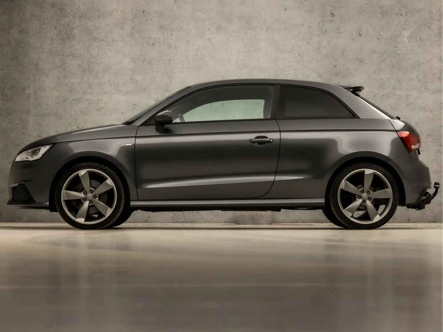 Audi A1 1.8 TFSI S-Line Sport 192Pk Automaat (2X S-LINE, N Grijs - 2
