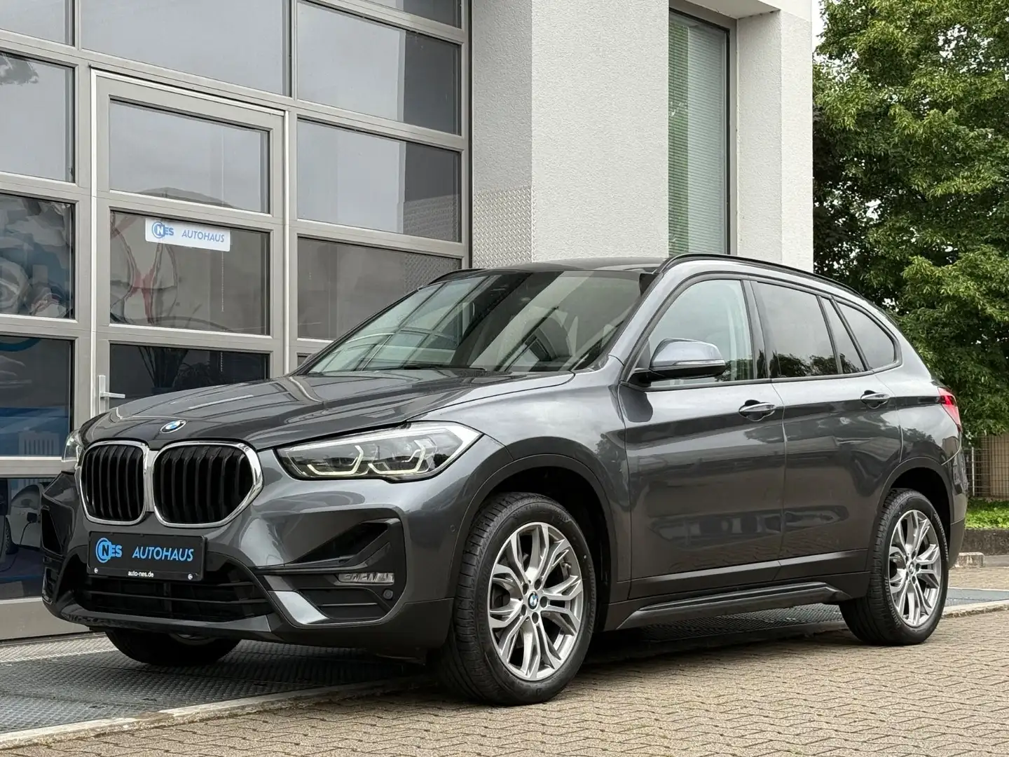 BMW X1 18iA*SPORT LINE*T-LEDER*KAM*SPORTSITZE*LED*18 Grau - 1