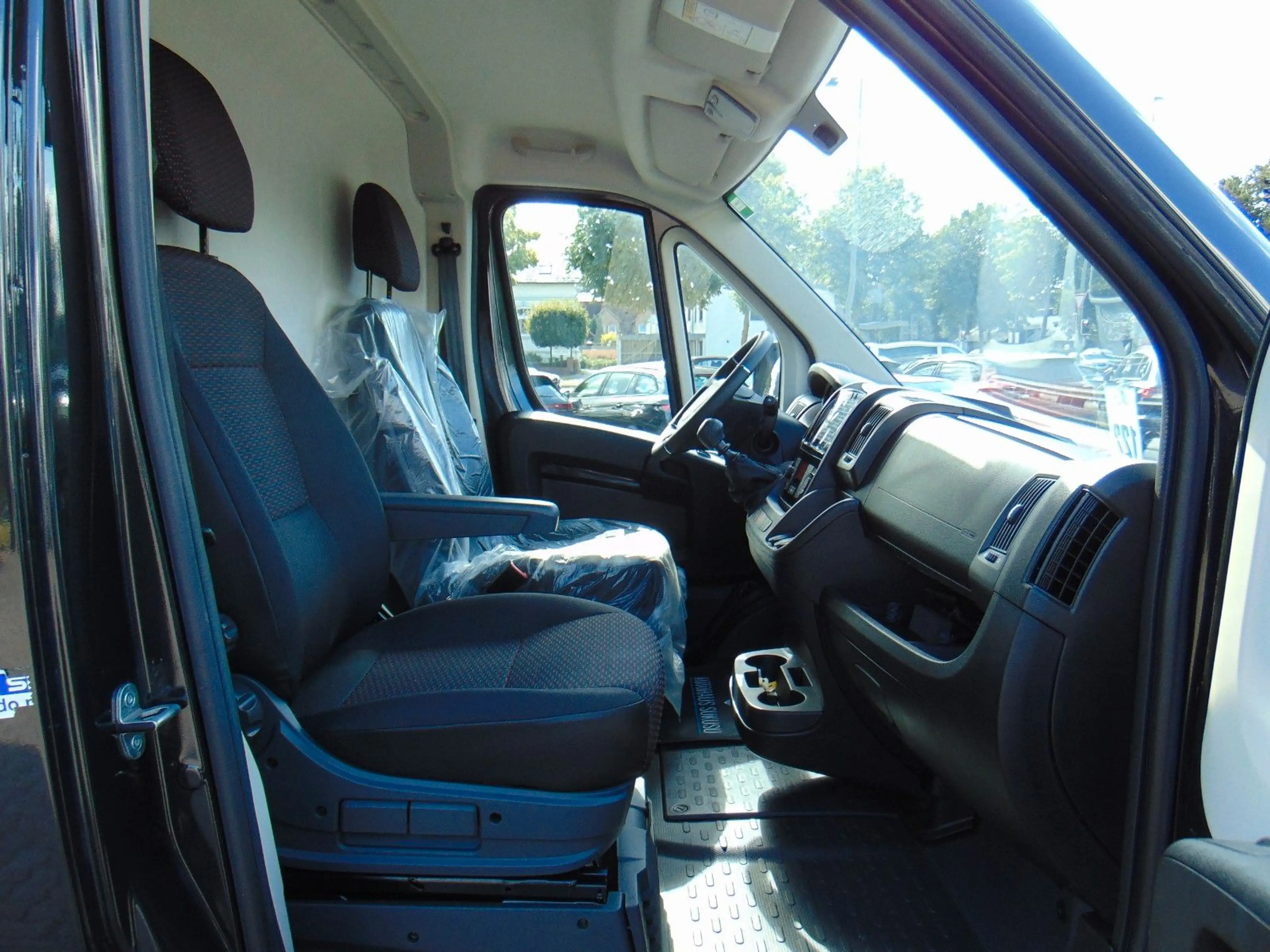 Peugeot Boxer Kasten Hochraum 335 L2H2 BlueHDi — photo 8