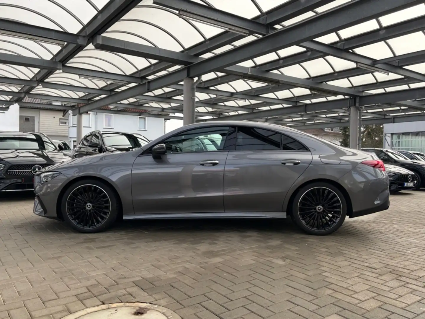 Mercedes-Benz CLA 200 d Coupé AMG+NIGHT+PANO+MEMORY+MULTIBEAM Grau - 2