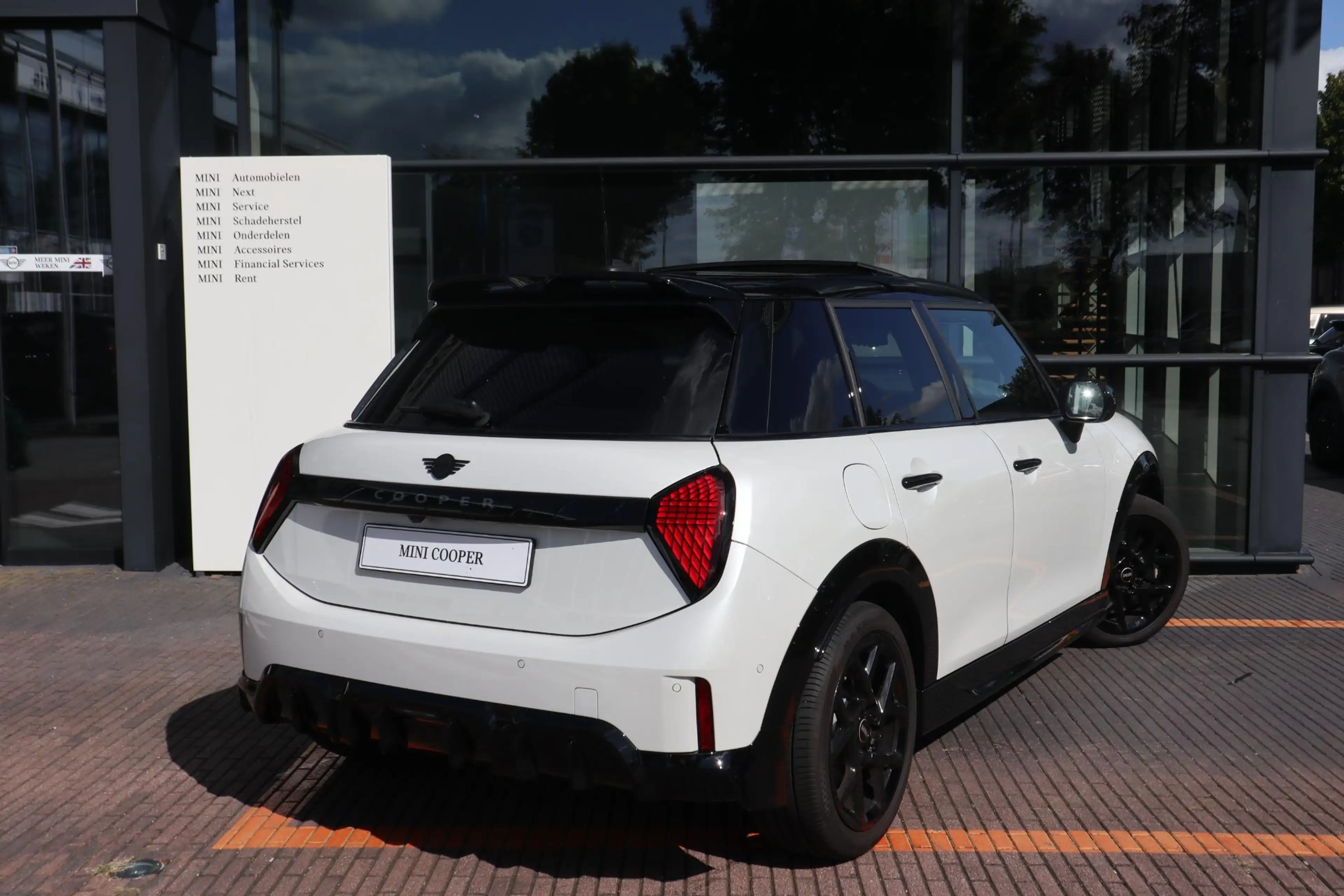 MINI Cooper C 5-Deurs | John Cooper Works uitvoering + Pakket M — photo 2