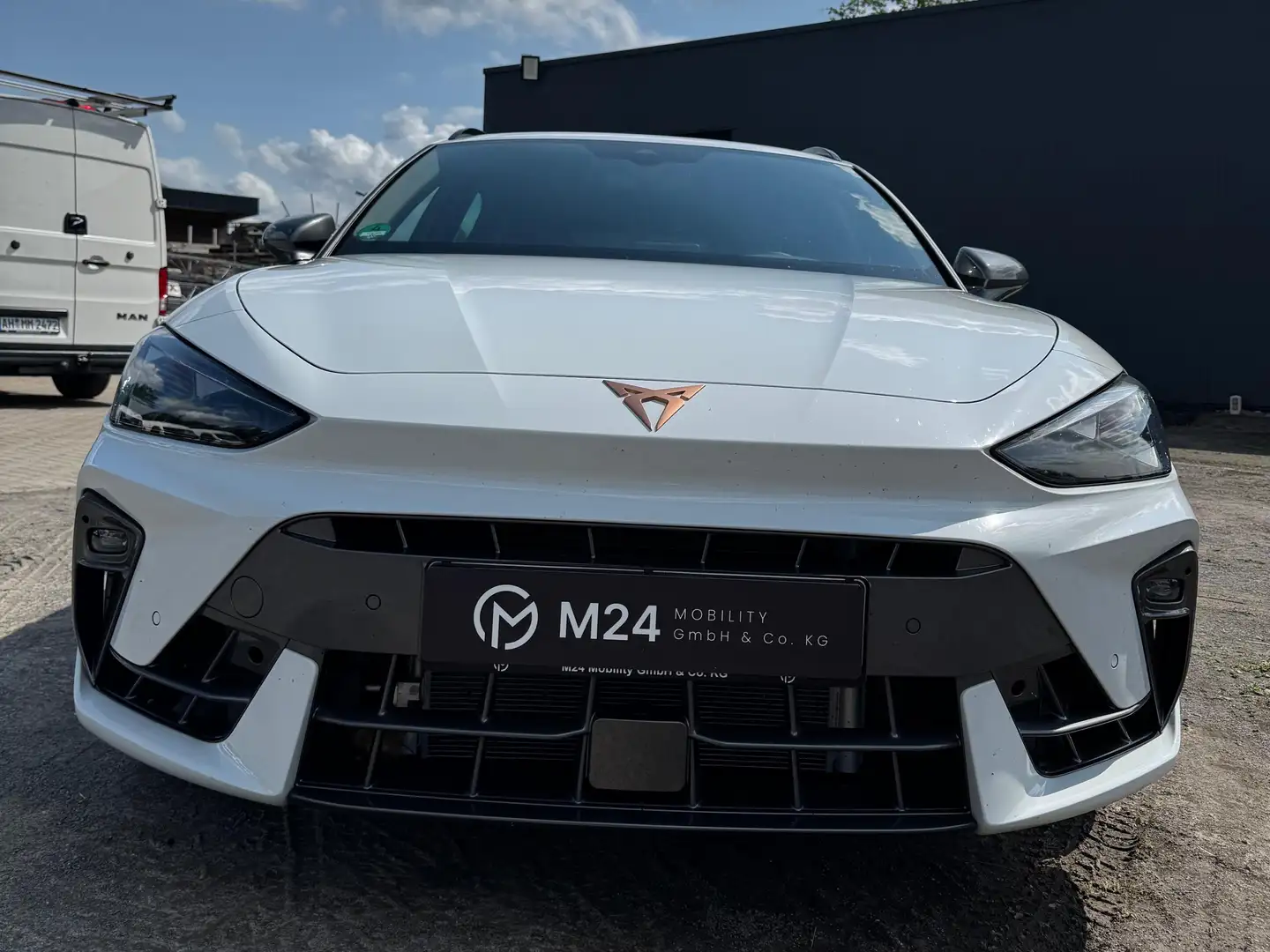 CUPRA Leon 2.0 TSI 245 kW 4Drive VZ Weiß - 1